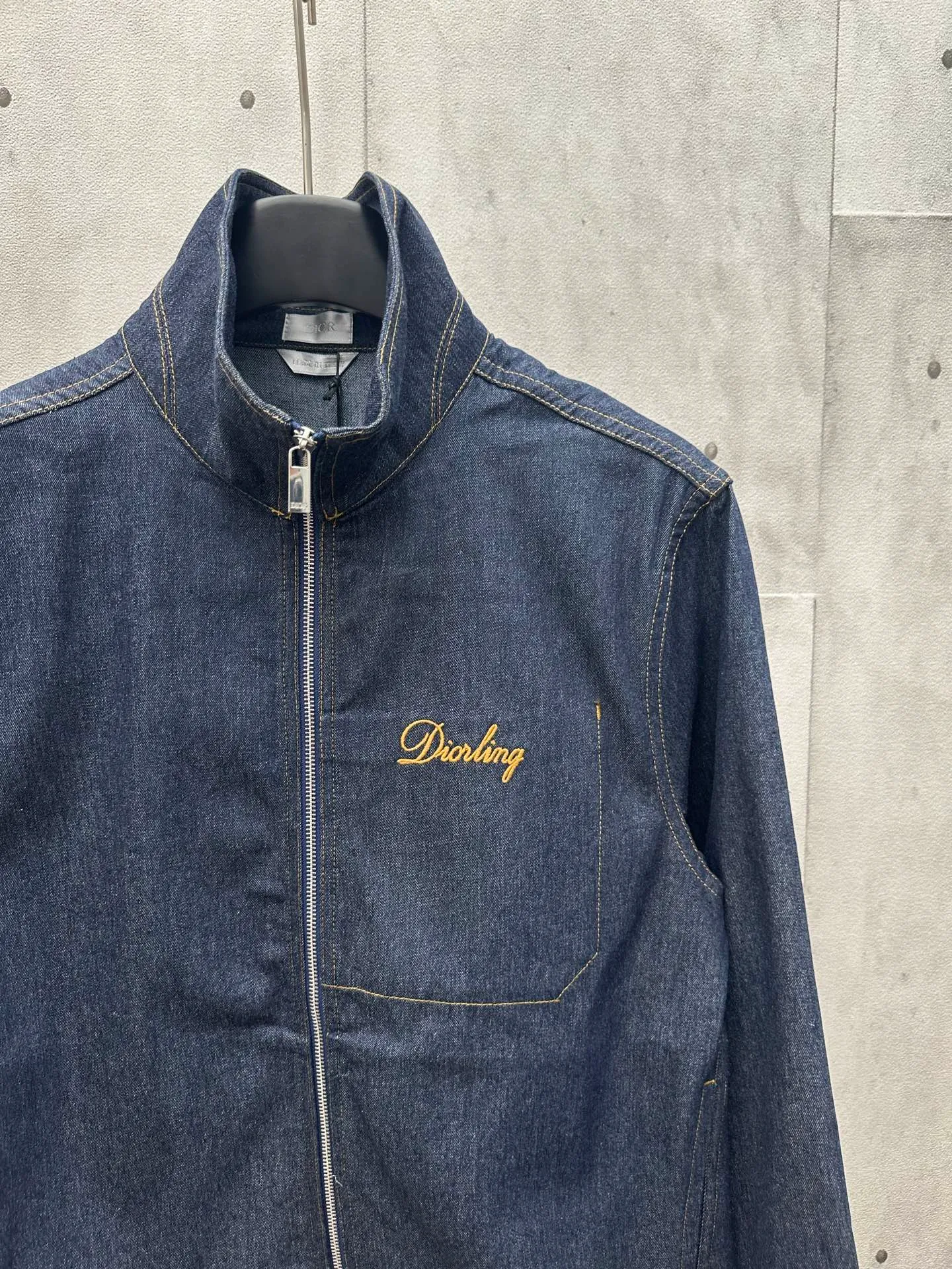 🅿️480 DIOR 2025FW new stand collar straight denim jacket. Designed with Dior Love logo from Dior archives. Made of navy blue cotton denim. Dior Love embroidery on the chest. Two-way zipper closure with Dior logo zipper pull. Patch pocket on chest. Drawstring cuffs and hem. Casual style. Unisex size. Size: S M L XL.