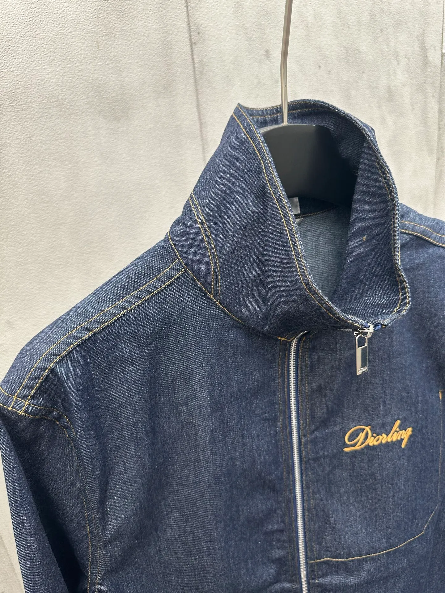 🅿️480 DIOR 2025FW new stand collar straight denim jacket. Designed with Dior Love logo from Dior archives. Made of navy blue cotton denim. Dior Love embroidery on the chest. Two-way zipper closure with Dior logo zipper pull. Patch pocket on chest. Drawstring cuffs and hem. Casual style. Unisex size. Size: S M L XL.