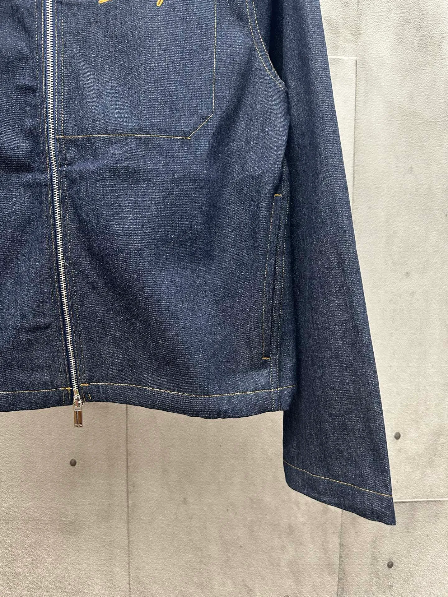🅿️480 DIOR 2025FW new stand collar straight denim jacket. Designed with Dior Love logo from Dior archives. Made of navy blue cotton denim. Dior Love embroidery on the chest. Two-way zipper closure with Dior logo zipper pull. Patch pocket on chest. Drawstring cuffs and hem. Casual style. Unisex size. Size: S M L XL.