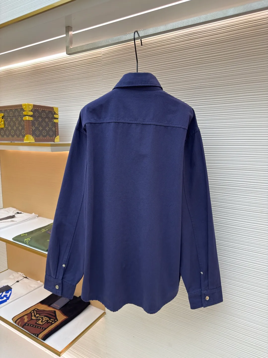 Dior co-branded embroidered shirt ●Original version: purchased and developed for 14500 ●Item number: 1680698-A75 ●Material: gray-blue ancient pure cotton fabric ●Technology: embroidery production ●Version: loose version ●Weight: about 595 grams ●Size: 38-39-40-41 ●Description: Custom-dyed gray-blue ancient pure cotton material with excellent texture, comfortable and close to the skin, gray and blue realm, using color temperature to reconstruct speed aesthetics From the DIORANDLEWISHAMILTON joint series, the chest patch pocket is embroidered with the same color to hide the joint password. It forms a micro echo with the background color of the shirt. The visual tension makes the text become a flowing brand badge. The noble joint brand shows luxury. Adopt imported machine embroidery technology and use advanced computer control systems and precision mechanical components to achieve Dior co-branded embroidery operations with high precision, smooth and delicate lines, and ergonomic three-dimensional tailoring. Return to traditional craft techniques through segmentation, folding, shrinking, and stretching techniques. The so-called slow work produces fine work, which is the respect for materials and the pursuit of feel. The work is complex and tedious, slow in time, and high in losses.