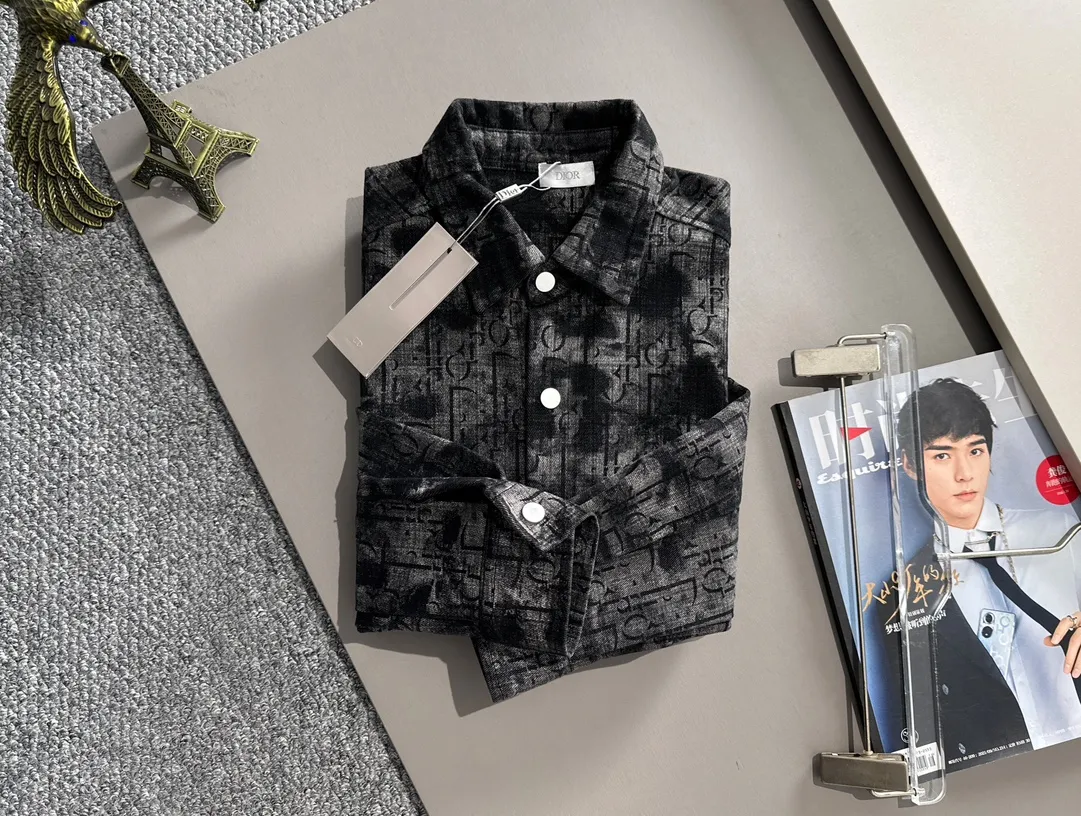 🅿️340 Dior 2025 catwalk model high-end customized jacquard denim jacket, the texture is first-class, the fabric is made of original jacquard material, brand LOGO engraved, the classic lapel denim jacket is simple and fashionable, low-key luxury, deeply sought after by big celebrities and Internet celebrities, one of the must-have items for fashionistas! Color: black Size: M-3XL
