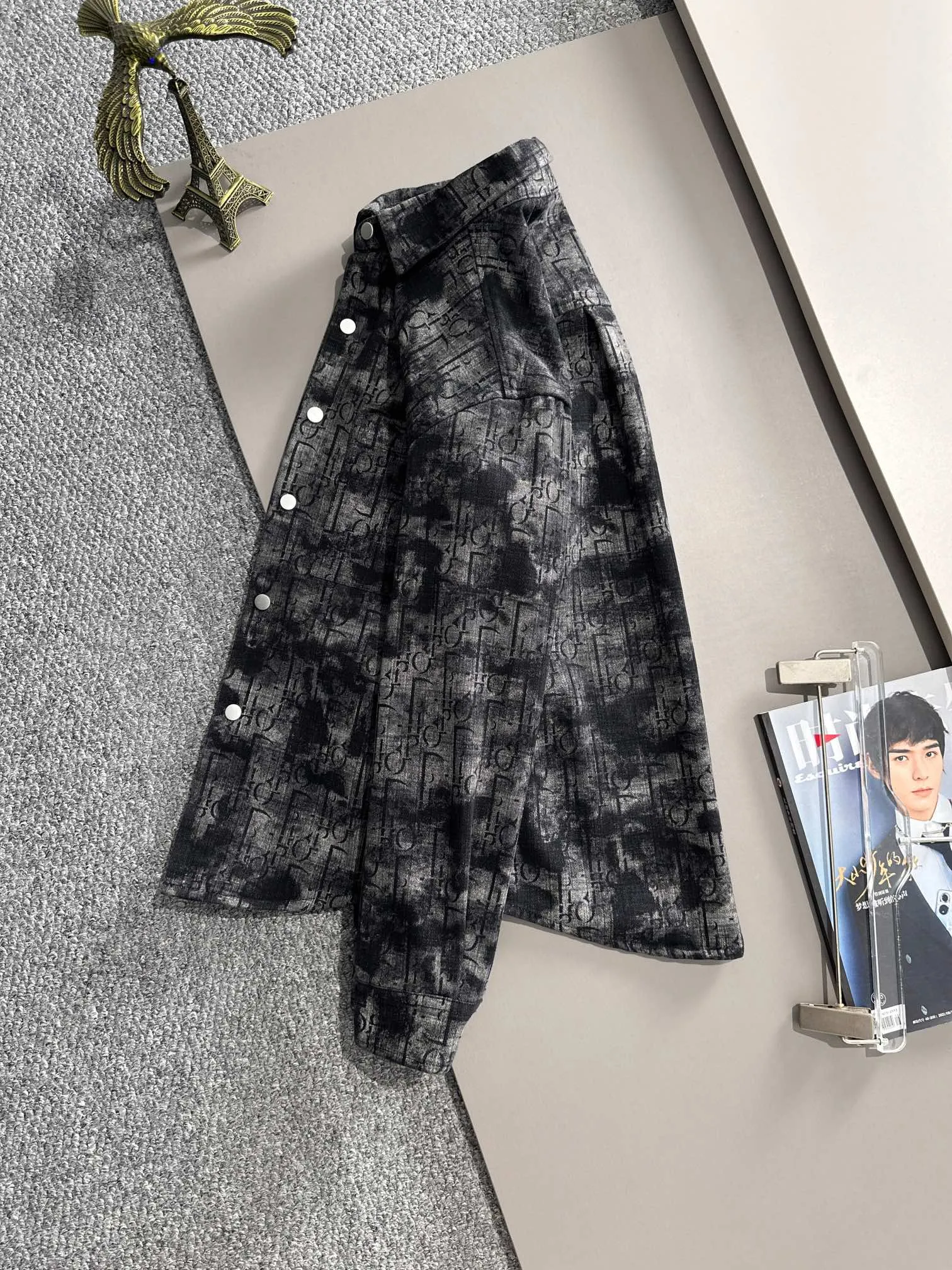 🅿️340 Dior 2025 catwalk model high-end customized jacquard denim jacket, the texture is first-class, the fabric is made of original jacquard material, brand LOGO engraved, the classic lapel denim jacket is simple and fashionable, low-key luxury, deeply sought after by big celebrities and Internet celebrities, one of the must-have items for fashionistas! Color: black Size: M-3XL