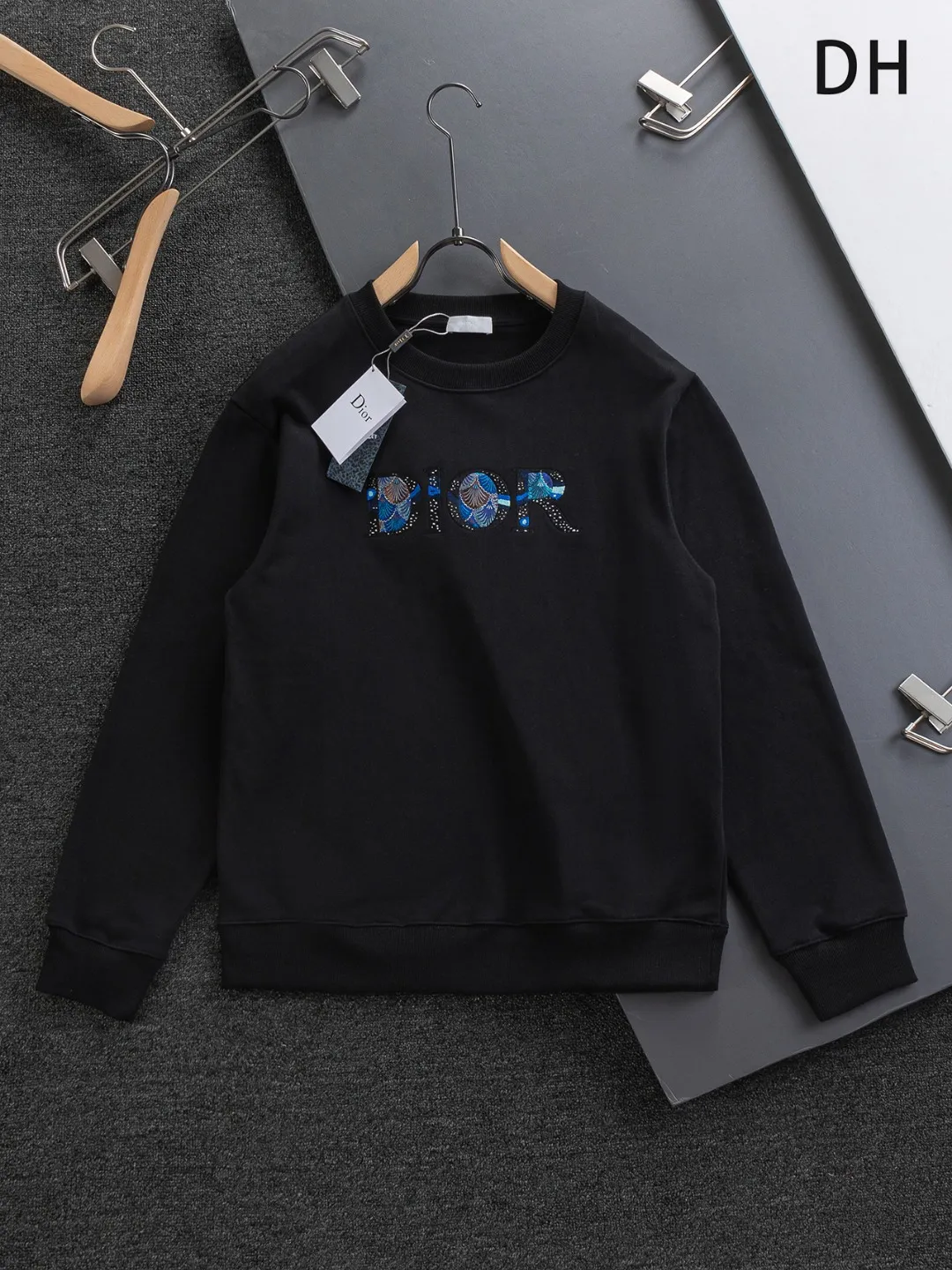 🅿️280 Dior Dior micro wide version CD micro wide version S-Xl 25ss autumn and winter sweatshirt, forever unbeatable, classic style, permanent boutique, timeless classic washed style at the counter, classic starry sky on the chest🌃Dior three-dimensional embroidered letter logo🪡 embroidery, washed heavy craftsmanship logo pattern on the collar, sleeves and hem, heavy craftsmanship, same style for men and women Short-sleeved T-shirt, cotton blended terry jersey fabric, originally developed. This is from the 2025 beachwear limited series. The all-logo jacquard towel highlights the classic Obliave flower. It is matched with an S-shaped round neck and topstitching. It is unique. The whole body is decorated with obliqve jacquard. The ribbed round neck is matched with V-shaped topstitching. Customized accessories. The whole body is customized and developed according to the Y board... Complete with three standards, it can control various styles, to Dior Salute to a historic year! Coupled with the blessing of full-flower cotton material, both the upper body comfort and the existence are unparalleled. It can be said to be a must-have companion in summer. The excellent breathability and comfortable wearing feeling are unparalleled~ Recommended! ! Same style for men and women! Color: Black White Size: S-XL Size chart: S: Shoulder width 51-Bust 56-Length 69 M: Shoulder width 52.5-Bust 58-Length 71 L: Shoulder width 54-Bust 60-Length 73 XL: Shoulder width 55.5-Bust 62-Length 75