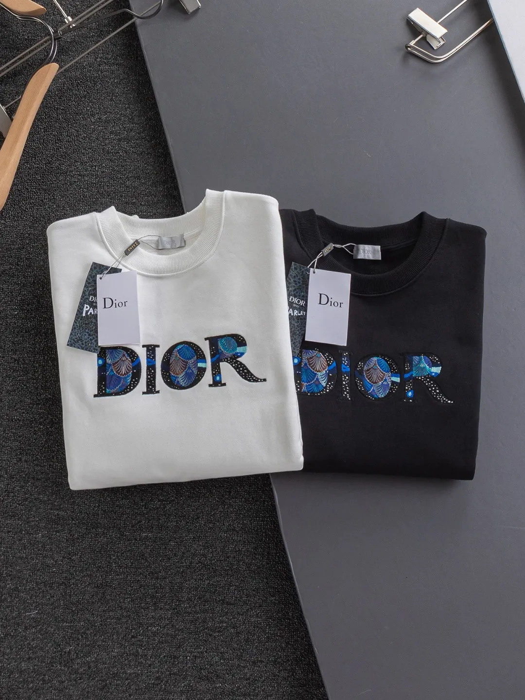 🅿️280 Dior Dior micro wide version CD micro wide version S-Xl 25ss autumn and winter sweatshirt, forever unbeatable, classic style, permanent boutique, timeless classic washed style at the counter, classic starry sky on the chest🌃Dior three-dimensional embroidered letter logo🪡 embroidery, washed heavy craftsmanship logo pattern on the collar, sleeves and hem, heavy craftsmanship, same style for men and women Short-sleeved T-shirt, cotton blended terry jersey fabric, originally developed. This is from the 2025 beachwear limited series. The all-logo jacquard towel highlights the classic Obliave flower. It is matched with an S-shaped round neck and topstitching. It is unique. The whole body is decorated with obliqve jacquard. The ribbed round neck is matched with V-shaped topstitching. Customized accessories. The whole body is customized and developed according to the Y board... Complete with three standards, it can control various styles, to Dior Salute to a historic year! Coupled with the blessing of full-flower cotton material, both the upper body comfort and the existence are unparalleled. It can be said to be a must-have companion in summer. The excellent breathability and comfortable wearing feeling are unparalleled~ Recommended! ! Same style for men and women! Color: Black White Size: S-XL Size chart: S: Shoulder width 51-Bust 56-Length 69 M: Shoulder width 52.5-Bust 58-Length 71 L: Shoulder width 54-Bust 60-Length 73 XL: Shoulder width 55.5-Bust 62-Length 75