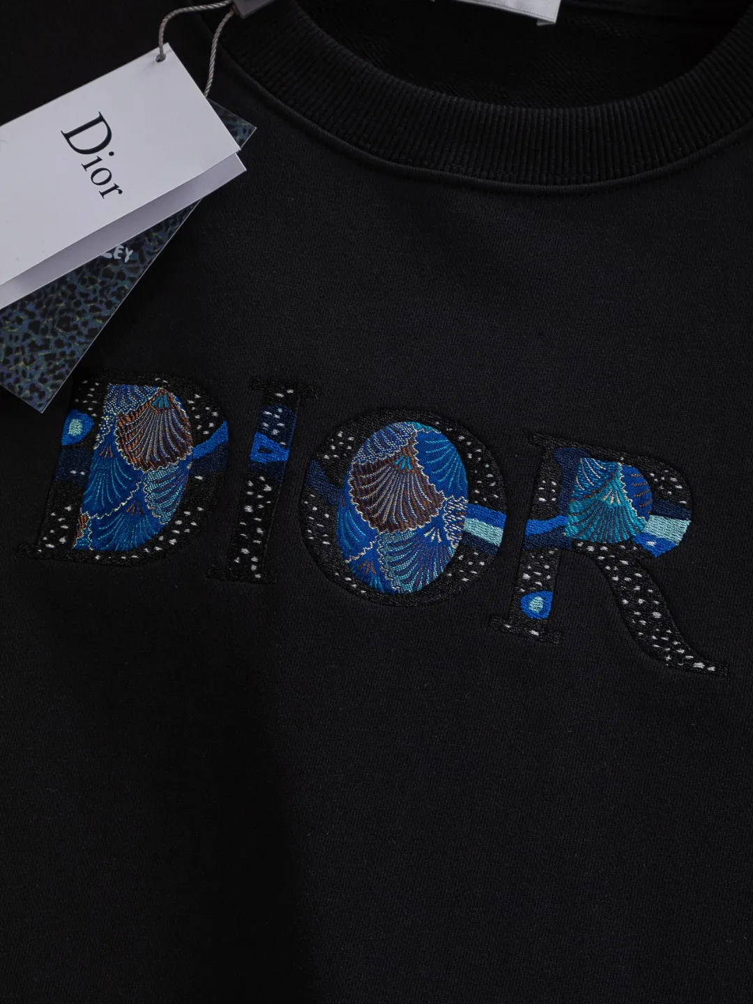 🅿️280 Dior Dior micro wide version CD micro wide version S-Xl 25ss autumn and winter sweatshirt, forever unbeatable, classic style, permanent boutique, timeless classic washed style at the counter, classic starry sky on the chest🌃Dior three-dimensional embroidered letter logo🪡 embroidery, washed heavy craftsmanship logo pattern on the collar, sleeves and hem, heavy craftsmanship, same style for men and women Short-sleeved T-shirt, cotton blended terry jersey fabric, originally developed. This is from the 2025 beachwear limited series. The all-logo jacquard towel highlights the classic Obliave flower. It is matched with an S-shaped round neck and topstitching. It is unique. The whole body is decorated with obliqve jacquard. The ribbed round neck is matched with V-shaped topstitching. Customized accessories. The whole body is customized and developed according to the Y board... Complete with three standards, it can control various styles, to Dior Salute to a historic year! Coupled with the blessing of full-flower cotton material, both the upper body comfort and the existence are unparalleled. It can be said to be a must-have companion in summer. The excellent breathability and comfortable wearing feeling are unparalleled~ Recommended! ! Same style for men and women! Color: Black White Size: S-XL Size chart: S: Shoulder width 51-Bust 56-Length 69 M: Shoulder width 52.5-Bust 58-Length 71 L: Shoulder width 54-Bust 60-Length 73 XL: Shoulder width 55.5-Bust 62-Length 75