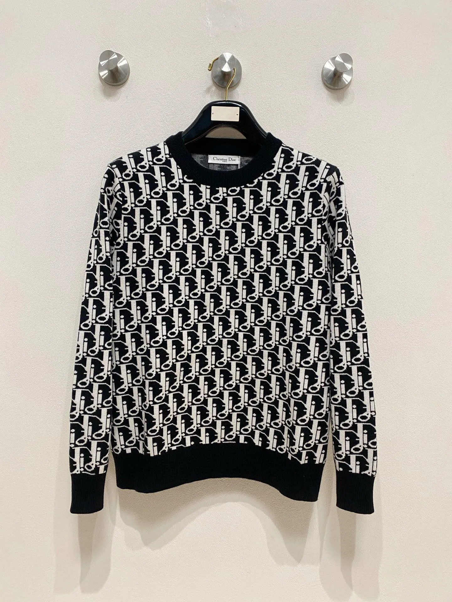 🅿️440 【DIOR】Autumn and winter classic lapel sweater, in full condition! ! ! Wool blended fabric, the latest model in 2025, golden ratio! ! Slim-fitting soft gold, versatile and practical item, the combination and practicality are extremely powerful, simple and elegant, and classy! To create your own style, it is highly recommended to buy it in two colors. The standard slim fit tailoring process is suitable for both young and old men. It is knitted from wool and will not cause any discomfort! While keeping warm, it is stylish, textured and wearable, and the classic logo with contrasting colors on the chest feels in place! ! Recommended for regular customers! ! Size M-3XL (maximum wear: 190 pounds)