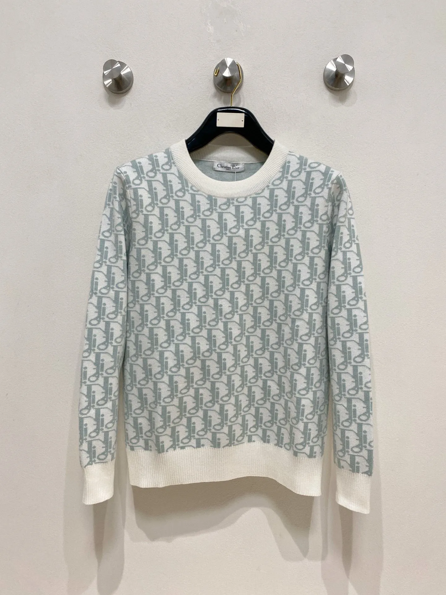 🅿️440 【DIOR】Autumn and winter classic lapel sweater, in full condition! ! ! Wool blended fabric, the latest model in 2025, golden ratio! ! Slim-fitting soft gold, versatile and practical item, the combination and practicality are extremely powerful, simple and elegant, and classy! To create your own style, it is highly recommended to buy it in two colors. The standard slim fit tailoring process is suitable for both young and old men. It is knitted from wool and will not cause any discomfort! While keeping warm, it is stylish, textured and wearable, and the classic logo with contrasting colors on the chest feels in place! ! Recommended for regular customers! ! Size M-3XL (maximum wear: 190 pounds)