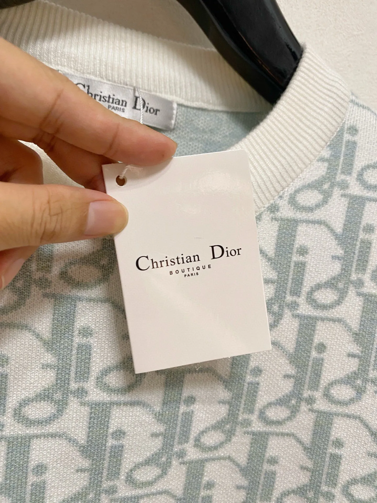 🅿️440 【DIOR】Autumn and winter classic lapel sweater, in full condition! ! ! Wool blended fabric, the latest model in 2025, golden ratio! ! Slim-fitting soft gold, versatile and practical item, the combination and practicality are extremely powerful, simple and elegant, and classy! To create your own style, it is highly recommended to buy it in two colors. The standard slim fit tailoring process is suitable for both young and old men. It is knitted from wool and will not cause any discomfort! While keeping warm, it is stylish, textured and wearable, and the classic logo with contrasting colors on the chest feels in place! ! Recommended for regular customers! ! Size M-3XL (maximum wear: 190 pounds)