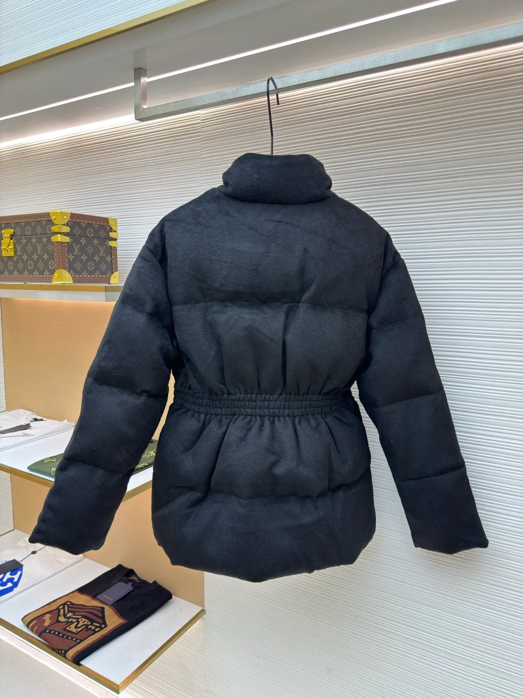 Prada Woolen Tunic Down Jacket [Women's Clothing] ●Original version: Purchased and developed in 18930 ●Item number: 1680801-E00 ●Fabric: flannel fabric ●Technology: Made on positioning cutting machine ●Version: fitted version ●Weight: about 1390 grams ●Size: S-M-L ●Description: Made of flannel fabric, which is soft and comfortable, with good warmth retention and first-class touch. It is made of high-quality wool or chemical fiber blended materials. After pre-treatment such as cleaning and carding, the material quality is ensured. The processed materials are spun and woven using imported textile machines. Weaved into flannel fabric, filled with national standard 90 down, it has excellent thermal performance. Professional sewing technology is used to ensure the style and quality of the down jacket. The finished product is washed, bleached, softened and other finishing processes, and finally quality inspection is carried out to ensure that it meets the original quality standards. The overall design is simple and elegant, classic and recognizable, meeting various dressing styles. The cutting process focuses on precision and detail. According to the design drawing, the cutter will use professional cutting tools to cut the fabric into individual components according to the size requirements. During the cutting process, special attention will be paid to the shape and size of the large lapel to ensure that it meets the design requirements. Sewing: The sewing process uses advanced sewing technology and equipment to ensure that each component is stitched smoothly and firmly. Down filling: Down filling is one of the key steps in making down jackets. Down jackets are filled with high-quality down, which has been rigorously screened and cleaned to ensure no odor or impurities. During the down filling process, down will be evenly filled into each component according to the design requirements to ensure the thermal insulation performance of the down jacket. Ironing and quality inspection: The ironing process will make the down jacket smoother and crisper. The quality inspection process will carefully check every detail of the down jacket to ensure that the product meets quality standards. The overall wiring is straight and delicate, the fabric is comfortable and soft, and the color is consistent without color difference. It can be matched with the same style to create a fashionable look and control various occasions. Customized accessories, complete with three standards, same style for men and women!