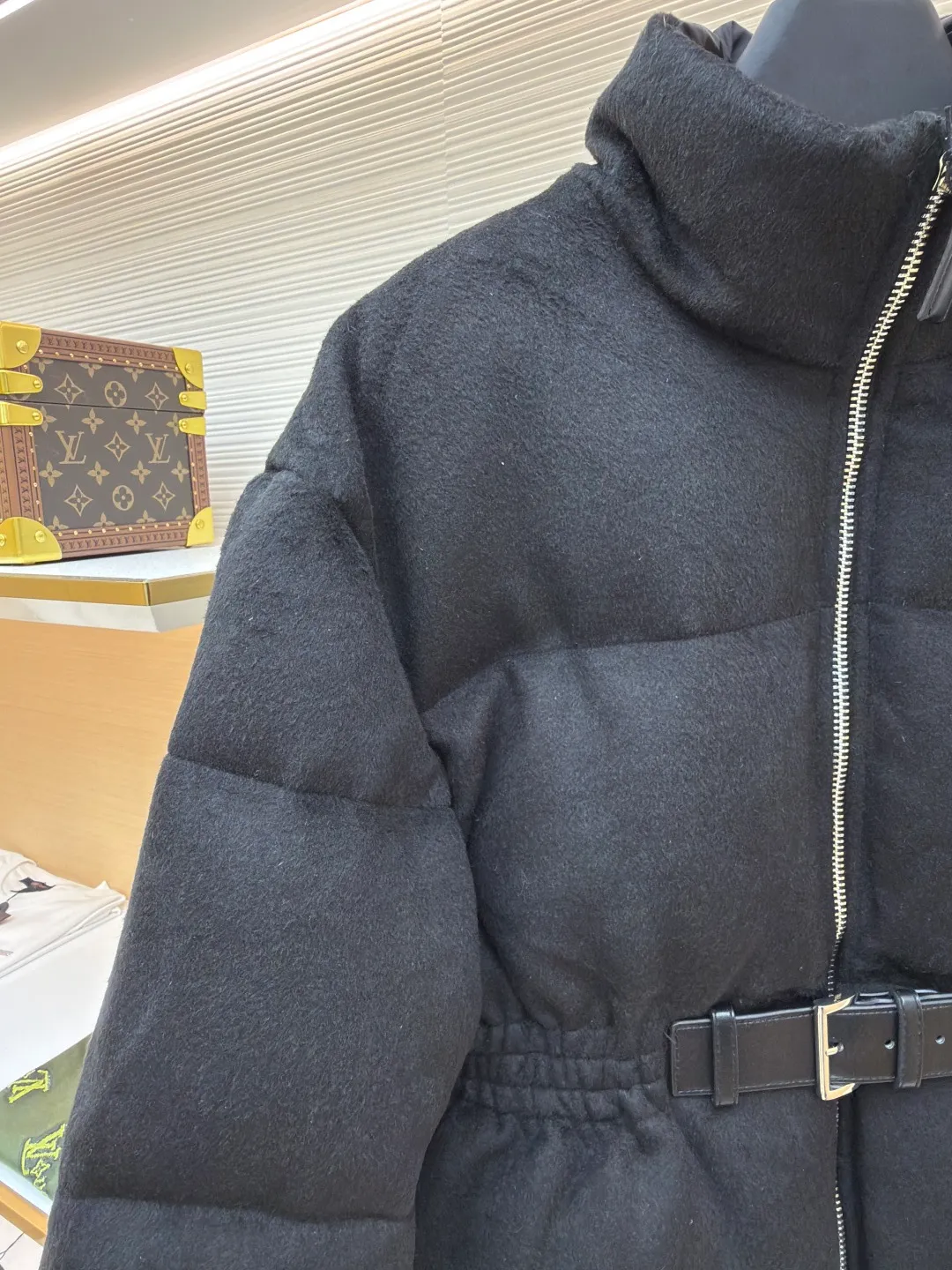 Prada Woolen Tunic Down Jacket [Women's Clothing] ●Original version: Purchased and developed in 18930 ●Item number: 1680801-E00 ●Fabric: flannel fabric ●Technology: Made on positioning cutting machine ●Version: fitted version ●Weight: about 1390 grams ●Size: S-M-L ●Description: Made of flannel fabric, which is soft and comfortable, with good warmth retention and first-class touch. It is made of high-quality wool or chemical fiber blended materials. After pre-treatment such as cleaning and carding, the material quality is ensured. The processed materials are spun and woven using imported textile machines. Weaved into flannel fabric, filled with national standard 90 down, it has excellent thermal performance. Professional sewing technology is used to ensure the style and quality of the down jacket. The finished product is washed, bleached, softened and other finishing processes, and finally quality inspection is carried out to ensure that it meets the original quality standards. The overall design is simple and elegant, classic and recognizable, meeting various dressing styles. The cutting process focuses on precision and detail. According to the design drawing, the cutter will use professional cutting tools to cut the fabric into individual components according to the size requirements. During the cutting process, special attention will be paid to the shape and size of the large lapel to ensure that it meets the design requirements. Sewing: The sewing process uses advanced sewing technology and equipment to ensure that each component is stitched smoothly and firmly. Down filling: Down filling is one of the key steps in making down jackets. Down jackets are filled with high-quality down, which has been rigorously screened and cleaned to ensure no odor or impurities. During the down filling process, down will be evenly filled into each component according to the design requirements to ensure the thermal insulation performance of the down jacket. Ironing and quality inspection: The ironing process will make the down jacket smoother and crisper. The quality inspection process will carefully check every detail of the down jacket to ensure that the product meets quality standards. The overall wiring is straight and delicate, the fabric is comfortable and soft, and the color is consistent without color difference. It can be matched with the same style to create a fashionable look and control various occasions. Customized accessories, complete with three standards, same style for men and women!