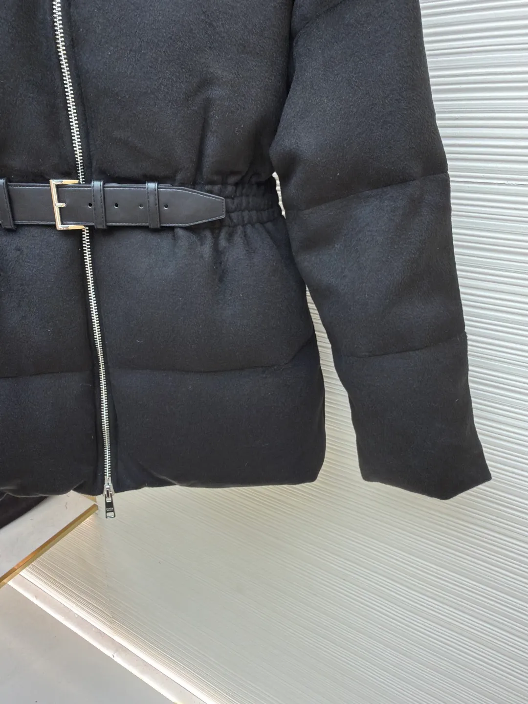 Prada Woolen Tunic Down Jacket [Women's Clothing] ●Original version: Purchased and developed in 18930 ●Item number: 1680801-E00 ●Fabric: flannel fabric ●Technology: Made on positioning cutting machine ●Version: fitted version ●Weight: about 1390 grams ●Size: S-M-L ●Description: Made of flannel fabric, which is soft and comfortable, with good warmth retention and first-class touch. It is made of high-quality wool or chemical fiber blended materials. After pre-treatment such as cleaning and carding, the material quality is ensured. The processed materials are spun and woven using imported textile machines. Weaved into flannel fabric, filled with national standard 90 down, it has excellent thermal performance. Professional sewing technology is used to ensure the style and quality of the down jacket. The finished product is washed, bleached, softened and other finishing processes, and finally quality inspection is carried out to ensure that it meets the original quality standards. The overall design is simple and elegant, classic and recognizable, meeting various dressing styles. The cutting process focuses on precision and detail. According to the design drawing, the cutter will use professional cutting tools to cut the fabric into individual components according to the size requirements. During the cutting process, special attention will be paid to the shape and size of the large lapel to ensure that it meets the design requirements. Sewing: The sewing process uses advanced sewing technology and equipment to ensure that each component is stitched smoothly and firmly. Down filling: Down filling is one of the key steps in making down jackets. Down jackets are filled with high-quality down, which has been rigorously screened and cleaned to ensure no odor or impurities. During the down filling process, down will be evenly filled into each component according to the design requirements to ensure the thermal insulation performance of the down jacket. Ironing and quality inspection: The ironing process will make the down jacket smoother and crisper. The quality inspection process will carefully check every detail of the down jacket to ensure that the product meets quality standards. The overall wiring is straight and delicate, the fabric is comfortable and soft, and the color is consistent without color difference. It can be matched with the same style to create a fashionable look and control various occasions. Customized accessories, complete with three standards, same style for men and women!