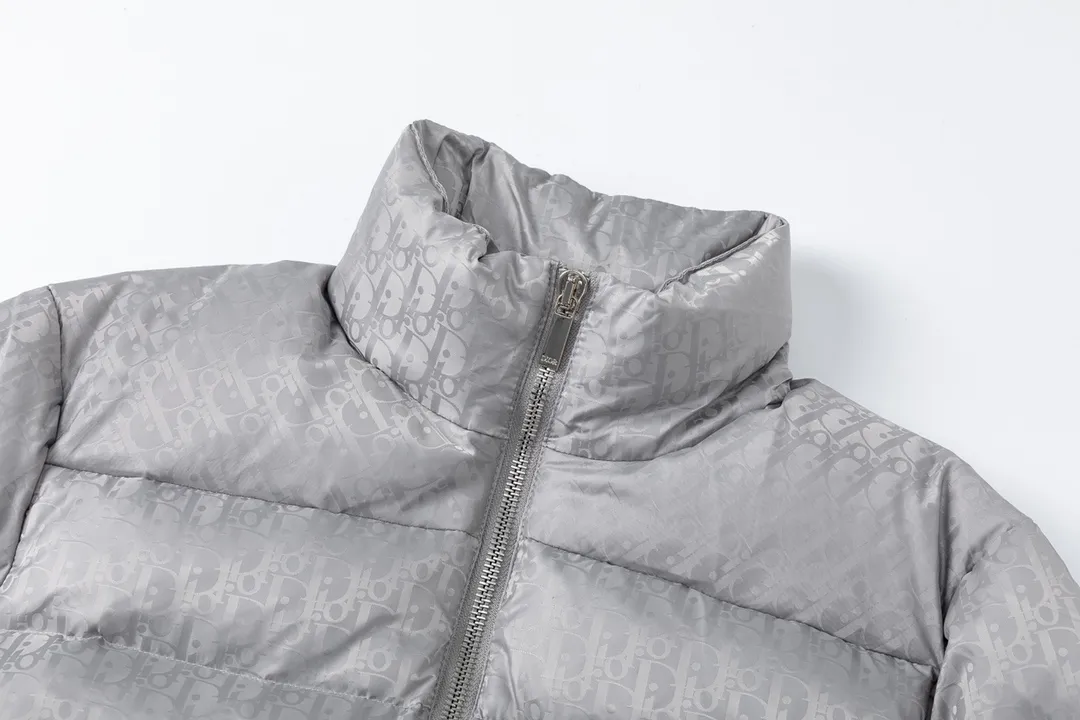 🅿️820 (with dust bag) Dior/Dior 23ss popular jacquard down jacket down jacket. It uses high-quality fabrics, always maintains a high-end and gorgeous design line, and has fine workmanship, symbolizing the highest spirit of French fashion culture. Counter version! The highest version on the market, GC quality is super good. Original hardware customization, jacquard craft fabric, goose down filling. Color: black/navy blue/grey Size: 44/46/48/50/52/54