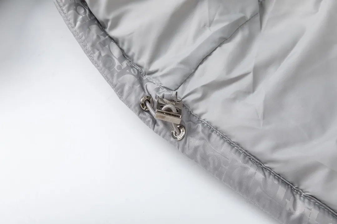 🅿️820 (with dust bag) Dior/Dior 23ss popular jacquard down jacket down jacket. It uses high-quality fabrics, always maintains a high-end and gorgeous design line, and has fine workmanship, symbolizing the highest spirit of French fashion culture. Counter version! The highest version on the market, GC quality is super good. Original hardware customization, jacquard craft fabric, goose down filling. Color: black/navy blue/grey Size: 44/46/48/50/52/54