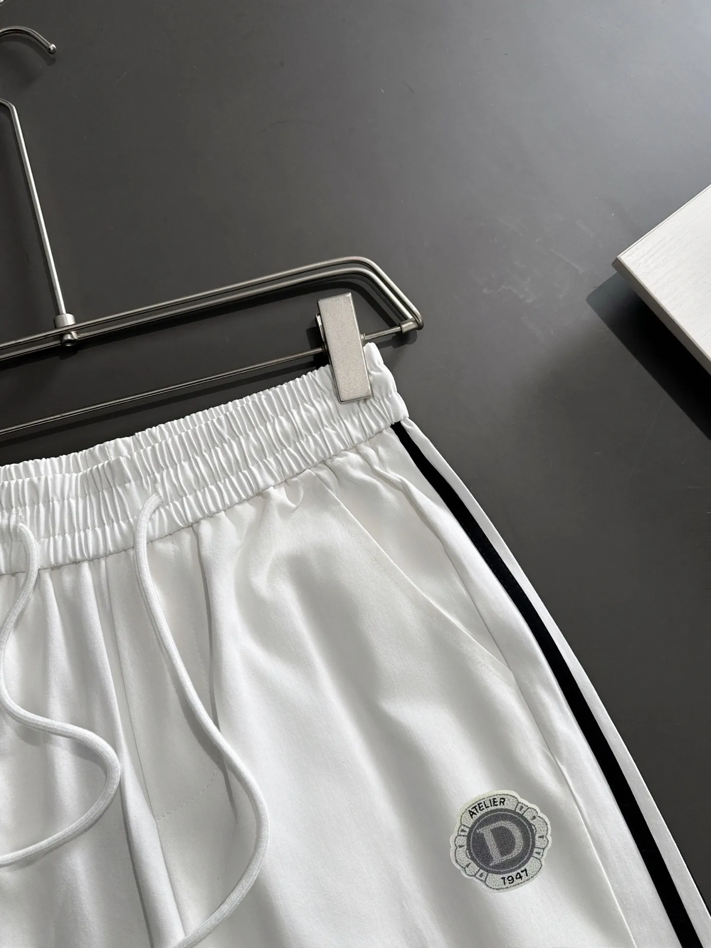 🅿️380 next day shipping Dior 2025 spring and summer new elastic band casual pants, thin counter custom fabrics, high breathability and comfort, impeccable details, brand element design concept, reflecting high quality. It feels delicate and soft! It presents a casual cut and the upper body shape is great! Size: M-4XL