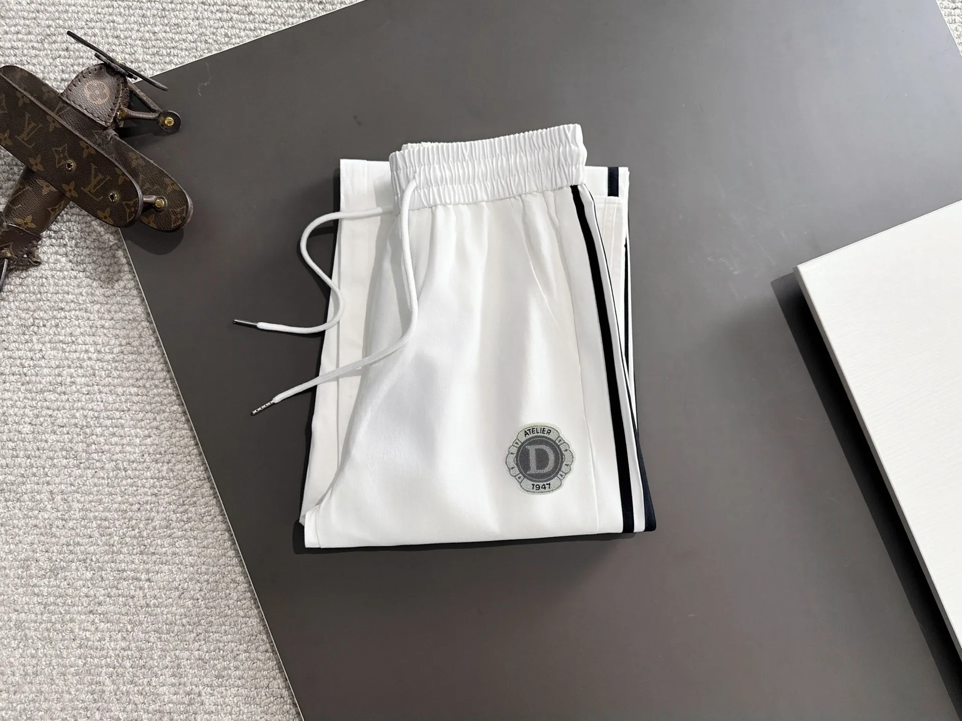 🅿️380 next day shipping Dior 2025 spring and summer new elastic band casual pants, thin counter custom fabrics, high breathability and comfort, impeccable details, brand element design concept, reflecting high quality. It feels delicate and soft! It presents a casual cut and the upper body shape is great! Size: M-4XL