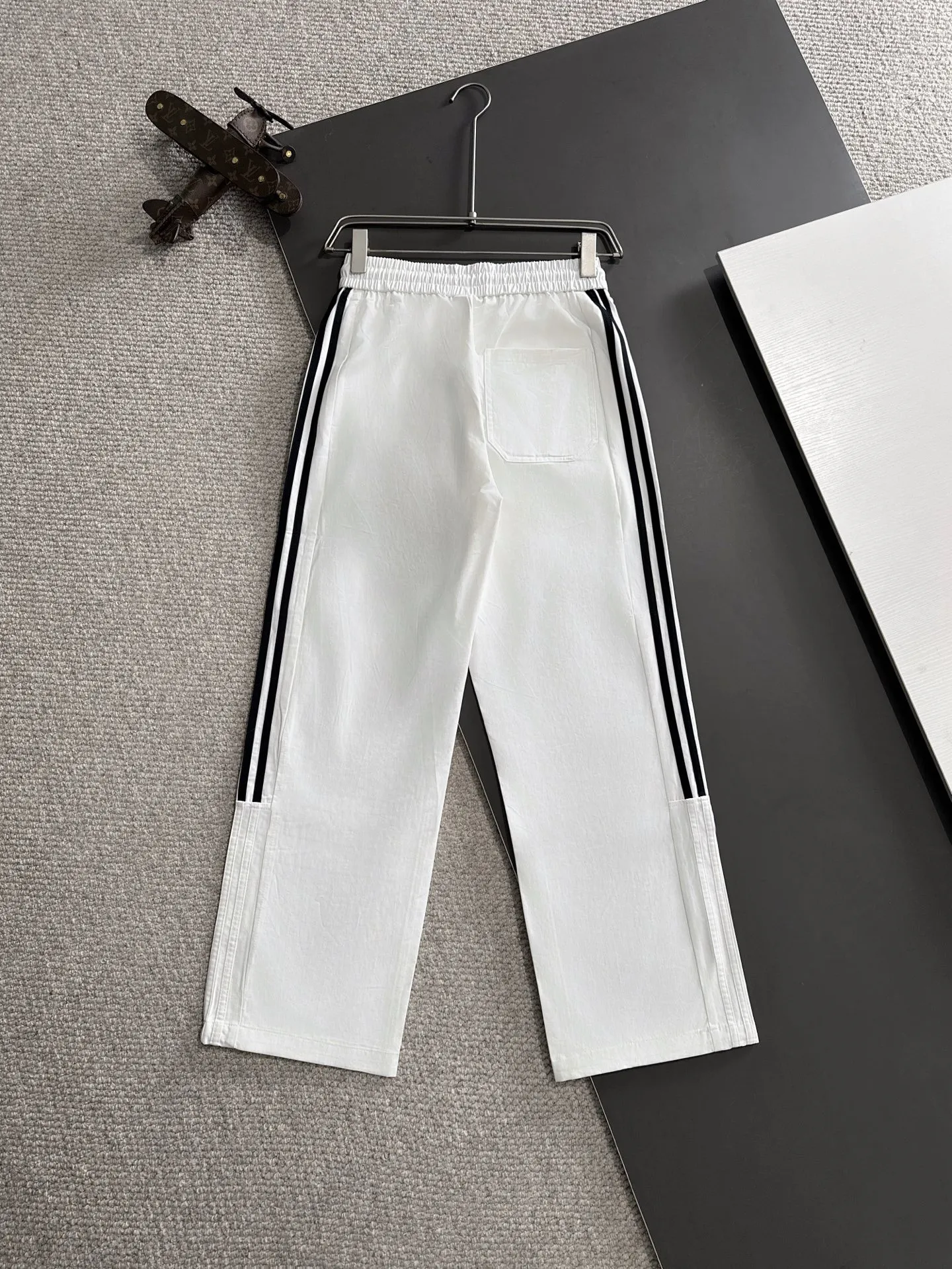🅿️380 next day shipping Dior 2025 spring and summer new elastic band casual pants, thin counter custom fabrics, high breathability and comfort, impeccable details, brand element design concept, reflecting high quality. It feels delicate and soft! It presents a casual cut and the upper body shape is great! Size: M-4XL