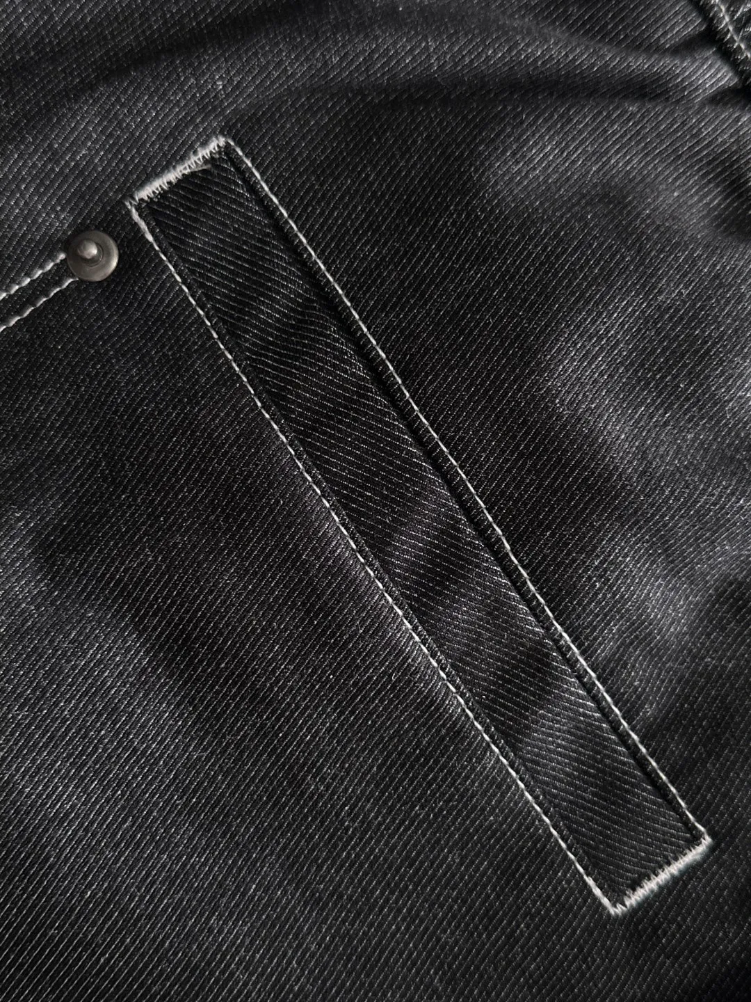 🅿️330 shipped next day. High-quality DIOR/Dior 2025 spring and summer new high-definition elastic band casual solid color loose shorts. Made with machines imported from Italy. The hem of the trousers is hemmed with two needles. The stitching is fine and firm. The fabric is customized at the counter. It has high breathability and comfort. The details are impeccable. The brand element design concept reflects high quality. It feels delicate and soft! It presents a casual cut and the upper body shape is great! Size: S-XXL
