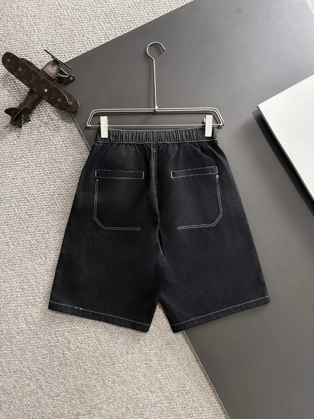 🅿️330 shipped next day. High-quality DIOR/Dior 2025 spring and summer new high-definition elastic band casual solid color loose shorts. Made with machines imported from Italy. The hem of the trousers is hemmed with two needles. The stitching is fine and firm. The fabric is customized at the counter. It has high breathability and comfort. The details are impeccable. The brand element design concept reflects high quality. It feels delicate and soft! It presents a casual cut and the upper body shape is great! Size: S-XXL