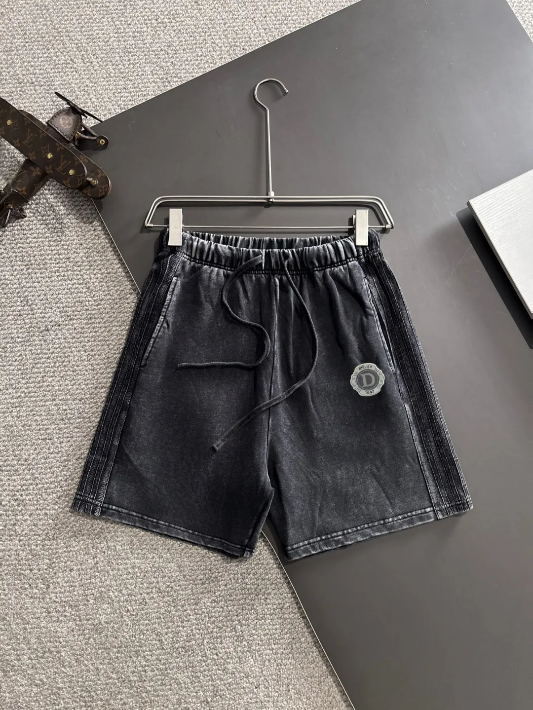 🅿️330 shipped next day, high-end goods DIOR/Dior 2025 spring and summer new elastic band casual solid color loose shorts, two needle stitches at the hem, fine and firm stitching, custom-made fabrics at the counter, high breathability and comfort, impeccable details, brand element design concept, reflecting high quality. It feels delicate and soft! It presents a casual cut and the upper body shape is great! Size: S-XXL