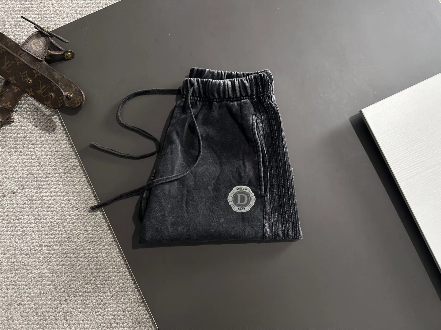 🅿️330 shipped next day, high-end goods DIOR/Dior 2025 spring and summer new elastic band casual solid color loose shorts, two needle stitches at the hem, fine and firm stitching, custom-made fabrics at the counter, high breathability and comfort, impeccable details, brand element design concept, reflecting high quality. It feels delicate and soft! It presents a casual cut and the upper body shape is great! Size: S-XXL