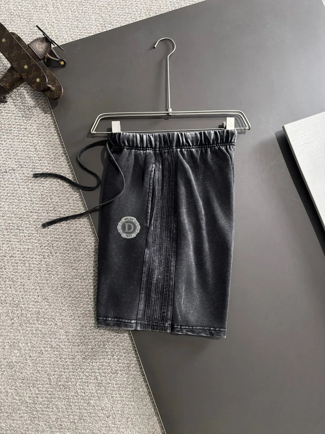 🅿️330 shipped next day, high-end goods DIOR/Dior 2025 spring and summer new elastic band casual solid color loose shorts, two needle stitches at the hem, fine and firm stitching, custom-made fabrics at the counter, high breathability and comfort, impeccable details, brand element design concept, reflecting high quality. It feels delicate and soft! It presents a casual cut and the upper body shape is great! Size: S-XXL