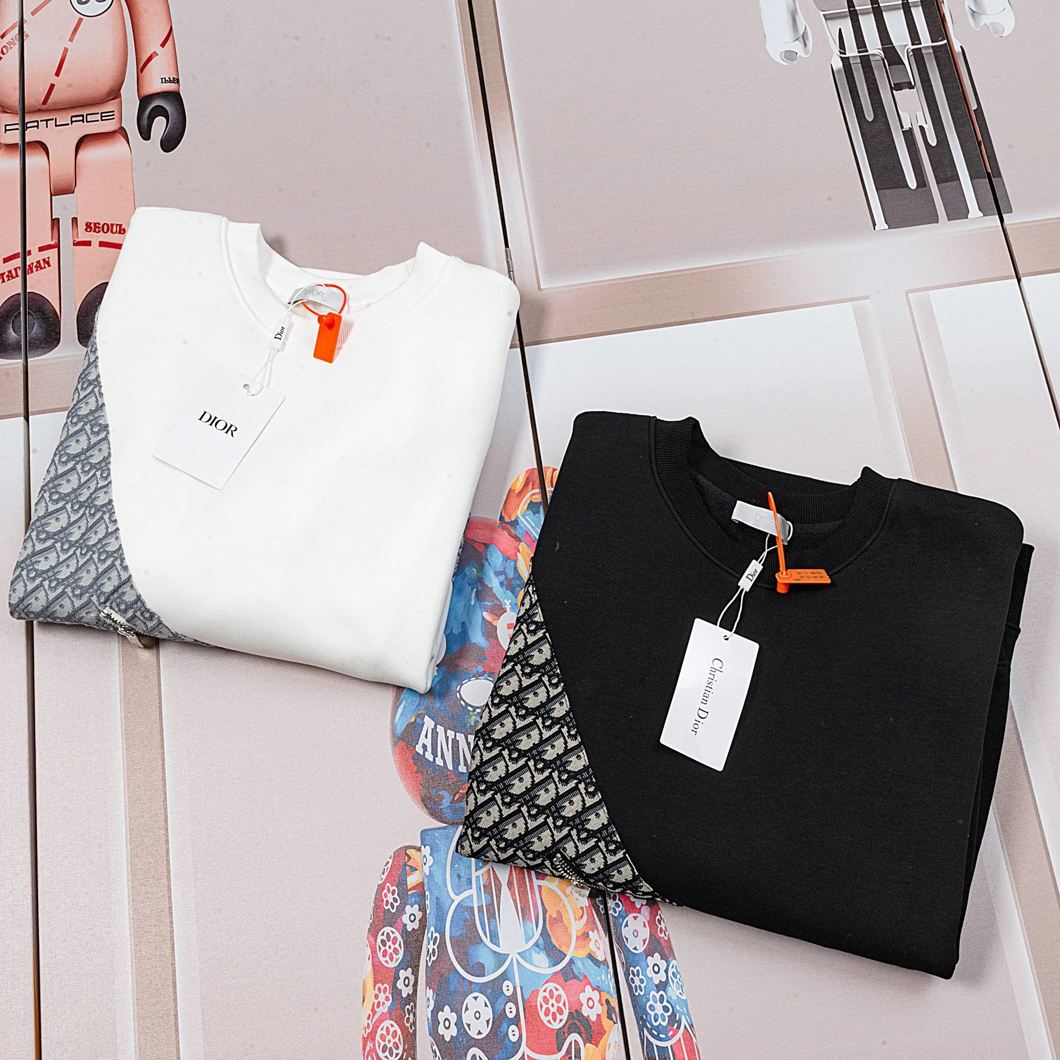 🅿️300 Dior DIOR's new cloth-coloured pocket sweatshirt, high quality🔥The front panel is decorated with cloth zipper pockets, and the fabric is compounded with Austrian velvet. The ribbing is specially customized. The fabric is comfortable and soft, restoring the trend brought by special craftsmanship, custom-made and dyed, complete with three standards. Non-market ordinary version. Compare at will. Quality is absolutely guaranteed. Same style for men and women. Color: Black White Size: S M L XL [Style No. A3332]