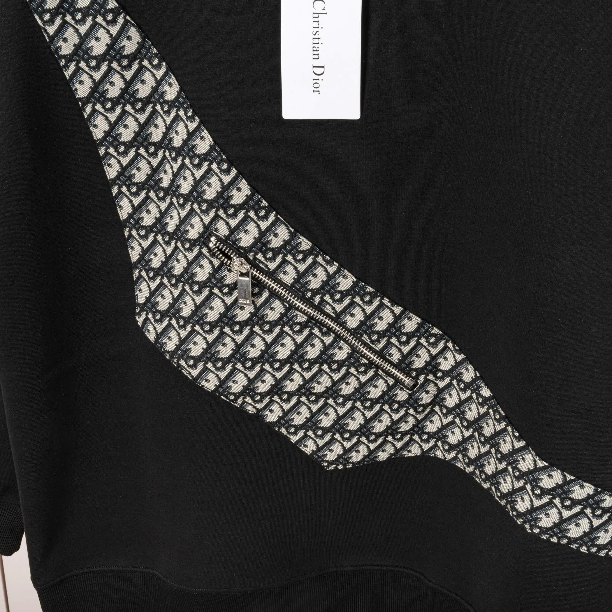 🅿️300 Dior DIOR's new cloth-coloured pocket sweatshirt, high quality🔥The front panel is decorated with cloth zipper pockets, and the fabric is compounded with Austrian velvet. The ribbing is specially customized. The fabric is comfortable and soft, restoring the trend brought by special craftsmanship, custom-made and dyed, complete with three standards. Non-market ordinary version. Compare at will. Quality is absolutely guaranteed. Same style for men and women. Color: Black White Size: S M L XL [Style No. A3332]
