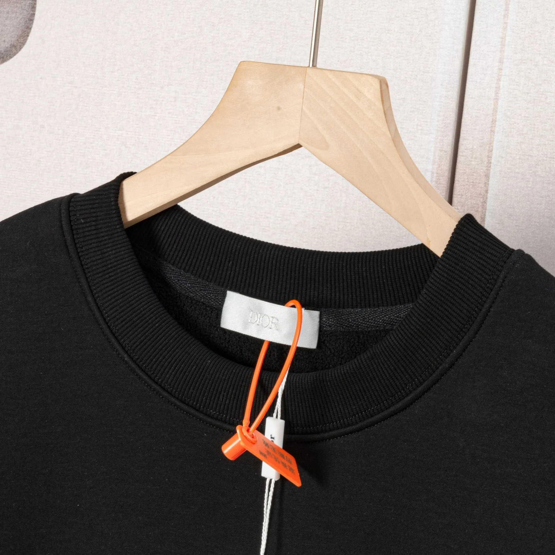 🅿️300 Dior DIOR's new cloth-coloured pocket sweatshirt, high quality🔥The front panel is decorated with cloth zipper pockets, and the fabric is compounded with Austrian velvet. The ribbing is specially customized. The fabric is comfortable and soft, restoring the trend brought by special craftsmanship, custom-made and dyed, complete with three standards. Non-market ordinary version. Compare at will. Quality is absolutely guaranteed. Same style for men and women. Color: Black White Size: S M L XL [Style No. A3332]