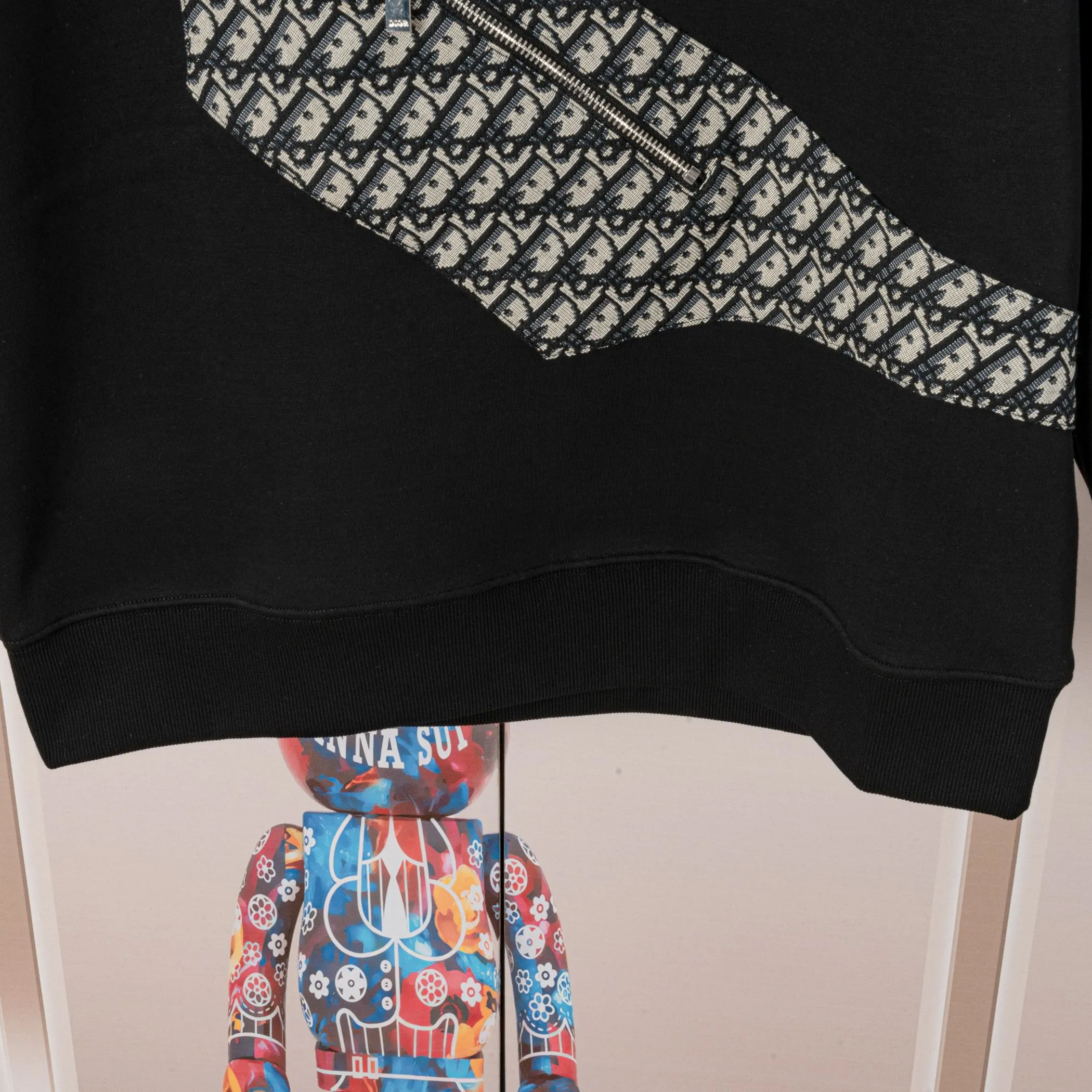 🅿️300 Dior DIOR's new cloth-coloured pocket sweatshirt, high quality🔥The front panel is decorated with cloth zipper pockets, and the fabric is compounded with Austrian velvet. The ribbing is specially customized. The fabric is comfortable and soft, restoring the trend brought by special craftsmanship, custom-made and dyed, complete with three standards. Non-market ordinary version. Compare at will. Quality is absolutely guaranteed. Same style for men and women. Color: Black White Size: S M L XL [Style No. A3332]