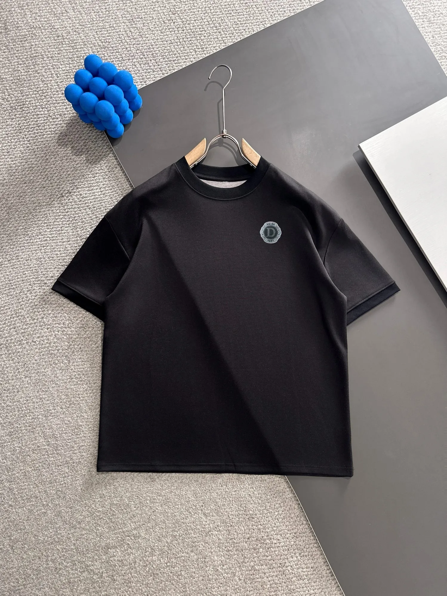 🅿️250 shipped next day DIOR/Dior's new spring and summer high-end T-shirt. It is truly double-sided fabric with the highest luxury and high quality. It is a style that you can wear with your eyes closed. It is made of heavy combed fabric. The upper body is also more textured than ordinary T-shirts and is not easy to deform. This texture can cope with the weather. It is sweat-absorbent and breathable, suitable for both hot and cold! Perfectly produced with reference to the original stitch and stitch! The loose fit design is super noble. Really rare and rare goods Size: M-2XL