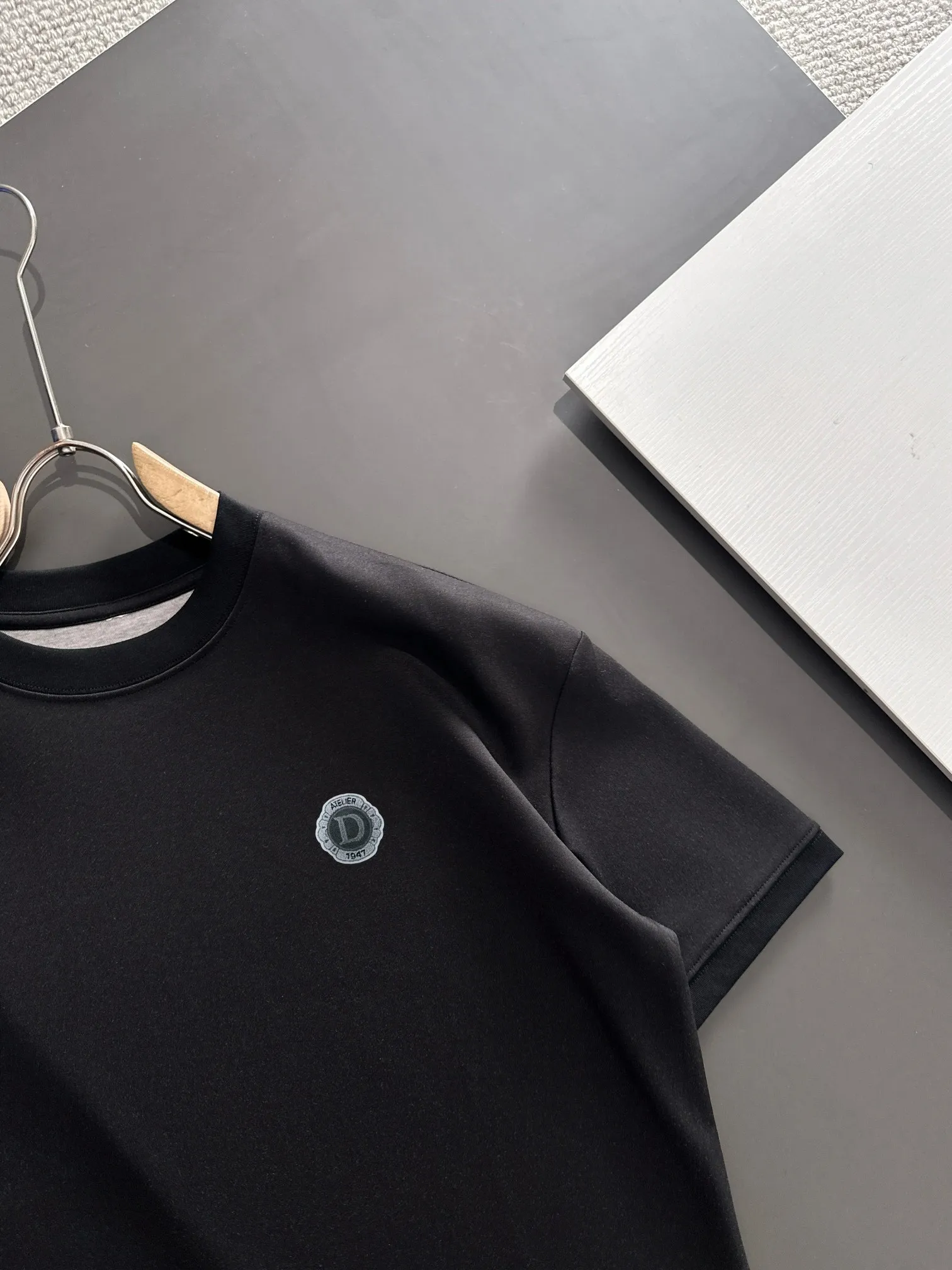 🅿️250 shipped next day DIOR/Dior's new spring and summer high-end T-shirt. It is truly double-sided fabric with the highest luxury and high quality. It is a style that you can wear with your eyes closed. It is made of heavy combed fabric. The upper body is also more textured than ordinary T-shirts and is not easy to deform. This texture can cope with the weather. It is sweat-absorbent and breathable, suitable for both hot and cold! Perfectly produced with reference to the original stitch and stitch! The loose fit design is super noble. Really rare and rare goods Size: M-2XL