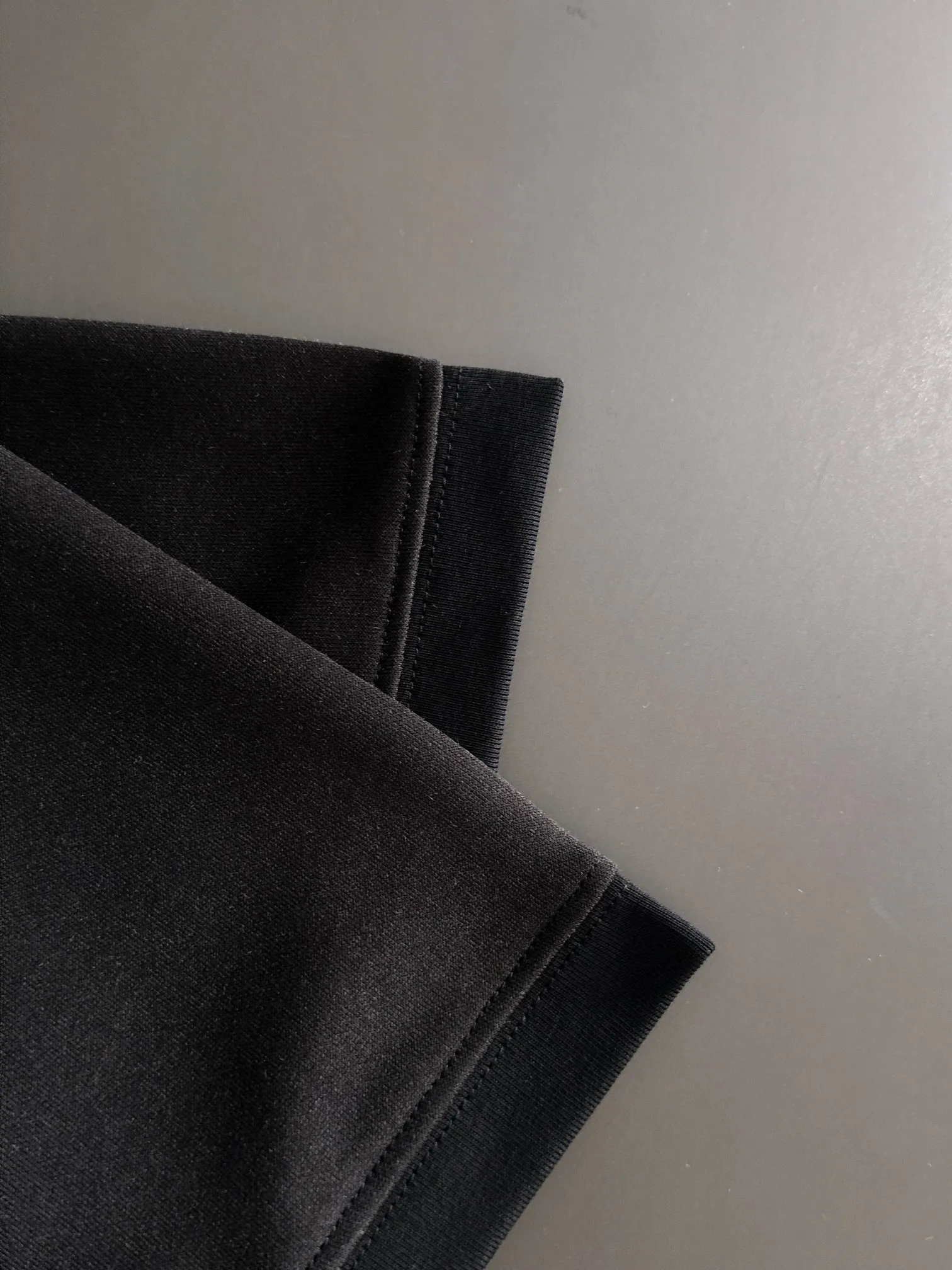 🅿️250 shipped next day DIOR/Dior's new spring and summer high-end T-shirt. It is truly double-sided fabric with the highest luxury and high quality. It is a style that you can wear with your eyes closed. It is made of heavy combed fabric. The upper body is also more textured than ordinary T-shirts and is not easy to deform. This texture can cope with the weather. It is sweat-absorbent and breathable, suitable for both hot and cold! Perfectly produced with reference to the original stitch and stitch! The loose fit design is super noble. Really rare and rare goods Size: M-2XL