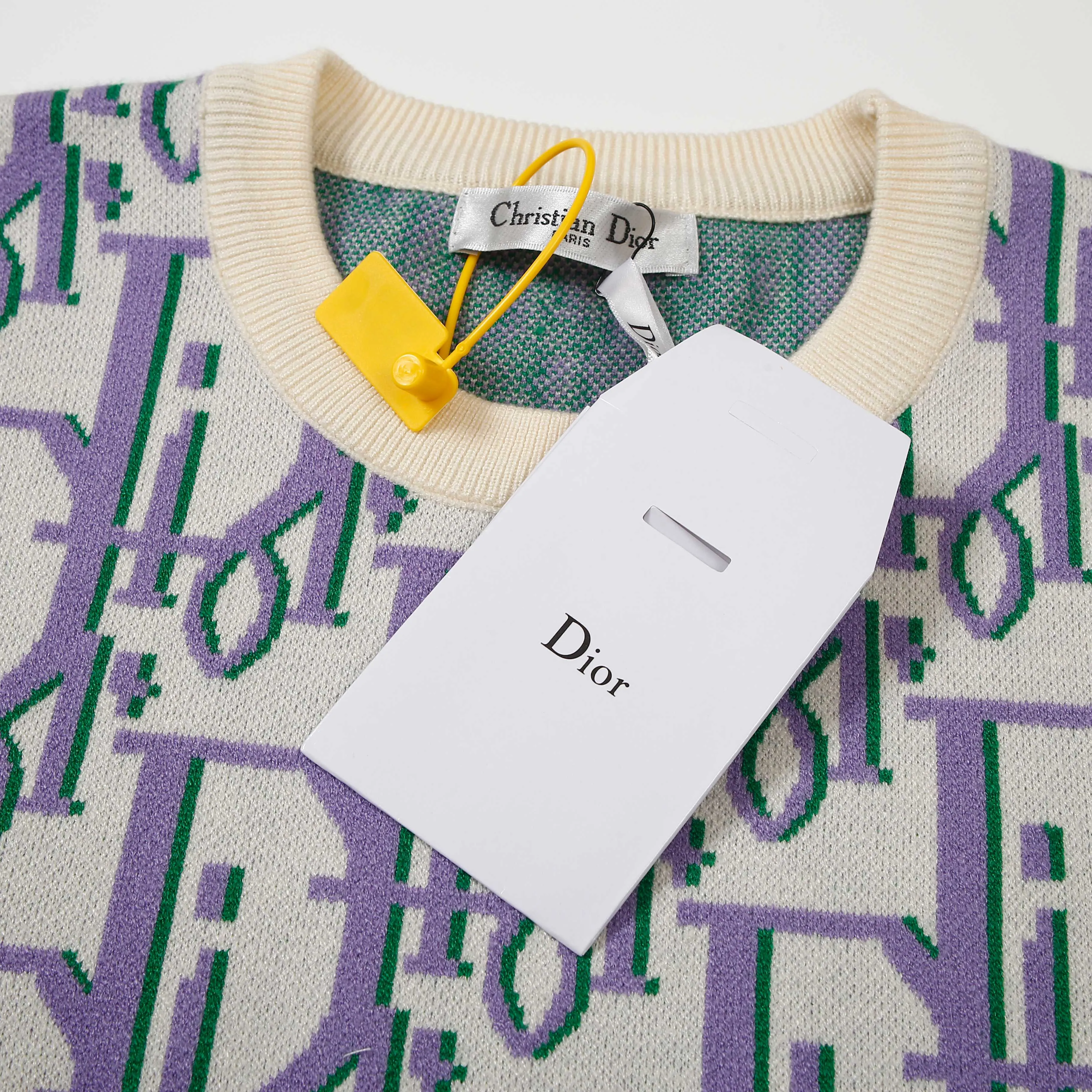 🅿️260 Dior Autumn and Winter jacquard round neck knitted pullover sweater Light luxury essential item for daily commuting for men and women Correct version Welcome to compare Official version Detailed features · Made of 35% wool content yarn 35% cashmere 30% synthetic fiber · Jacquard woven by machine imported from Germany · Collar, cuffs and hem thread design Windproof and comfortable · Complete three standards Size: S M L XL model number: D8913