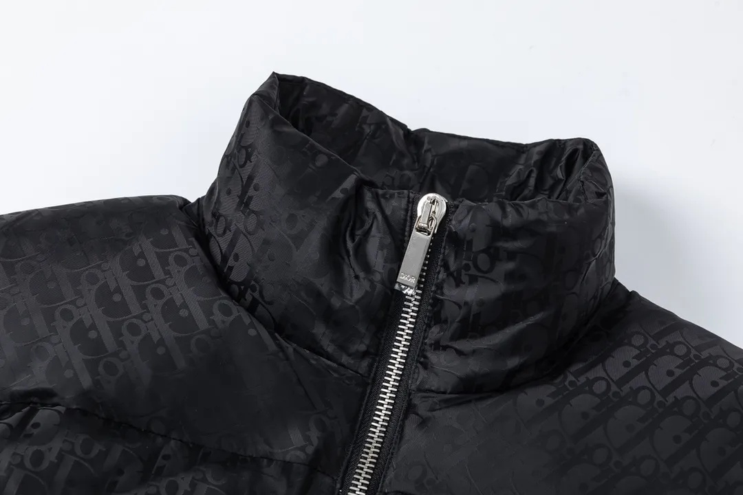 🅿️780 (with dust bag) Dior/Dior 23ss popular jacquard down jacket down jacket. It uses high-quality fabrics, always maintains a high-end and gorgeous design line, and has fine workmanship, symbolizing the highest spirit of French fashion culture. Counter version! The highest version on the market, gc quality is super good. Original hardware customization, jacquard craft fabric, goose down filling. Color: black/navy blue/grey/sky blue Size: 44/46/48/50/52/54