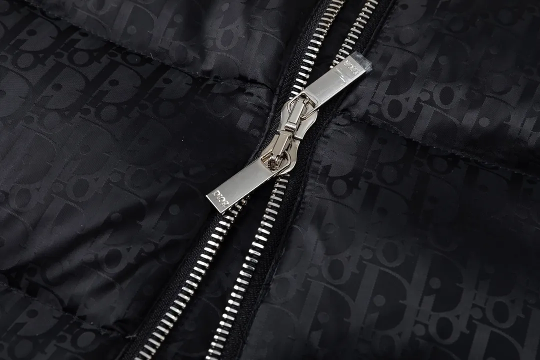 🅿️780 (with dust bag) Dior/Dior 23ss popular jacquard down jacket down jacket. It uses high-quality fabrics, always maintains a high-end and gorgeous design line, and has fine workmanship, symbolizing the highest spirit of French fashion culture. Counter version! The highest version on the market, gc quality is super good. Original hardware customization, jacquard craft fabric, goose down filling. Color: black/navy blue/grey/sky blue Size: 44/46/48/50/52/54