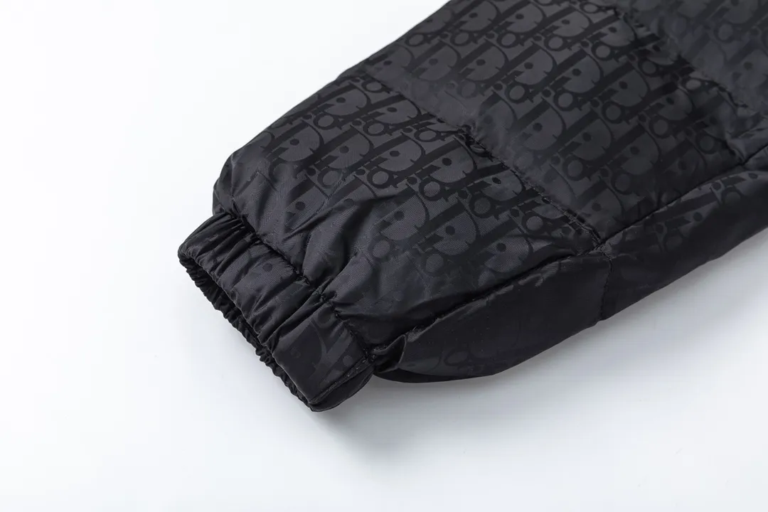 🅿️780 (with dust bag) Dior/Dior 23ss popular jacquard down jacket down jacket. It uses high-quality fabrics, always maintains a high-end and gorgeous design line, and has fine workmanship, symbolizing the highest spirit of French fashion culture. Counter version! The highest version on the market, gc quality is super good. Original hardware customization, jacquard craft fabric, goose down filling. Color: black/navy blue/grey/sky blue Size: 44/46/48/50/52/54