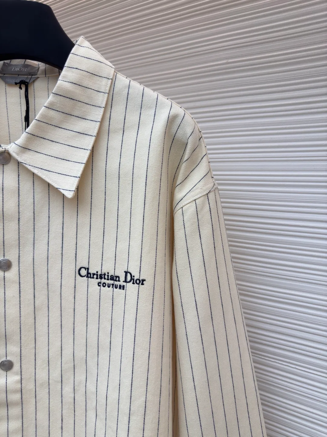 Dior herringbone striped embroidered shirt ●Authentic product: Purchased and developed for 15500 ●Item number: 1680596-B70 ●Fabric: yarn-dyed fabric ●Technology: embroidery production ●Version: fitted version ●Weight: about 570 grams ●Size: XS-S-M-L ●Description: Made of cotton 16s yarn-dyed fabric, with a warp and weft density of 96*58. Disassemble the Y plate to analyze the yarn specifications, count the warp and weft densities, and order the color of bulk dyeing yarn. Use a large-width air-jet yarn-dyed jacquard machine to weave the embryonic fabric, and the tissue can be woven The herringbone density is the same as the Y version, and the width of the finished door reaches 3m. The front panel is hand-cut with line restoration flowers, and the front and rear letters are imported from Japan with Tajima embroidery machines, embroidered with three-dimensional glue cotton embroidery thread, and matched with aluminum alloy bright letter four-button buttons. The overall wiring is straight and delicate, the fabric is comfortable and soft, and the color is consistent without color difference. It can be matched with the same style to create a fashionable look and control various occasions. Customized accessories, complete with three standards, same style for men and women!