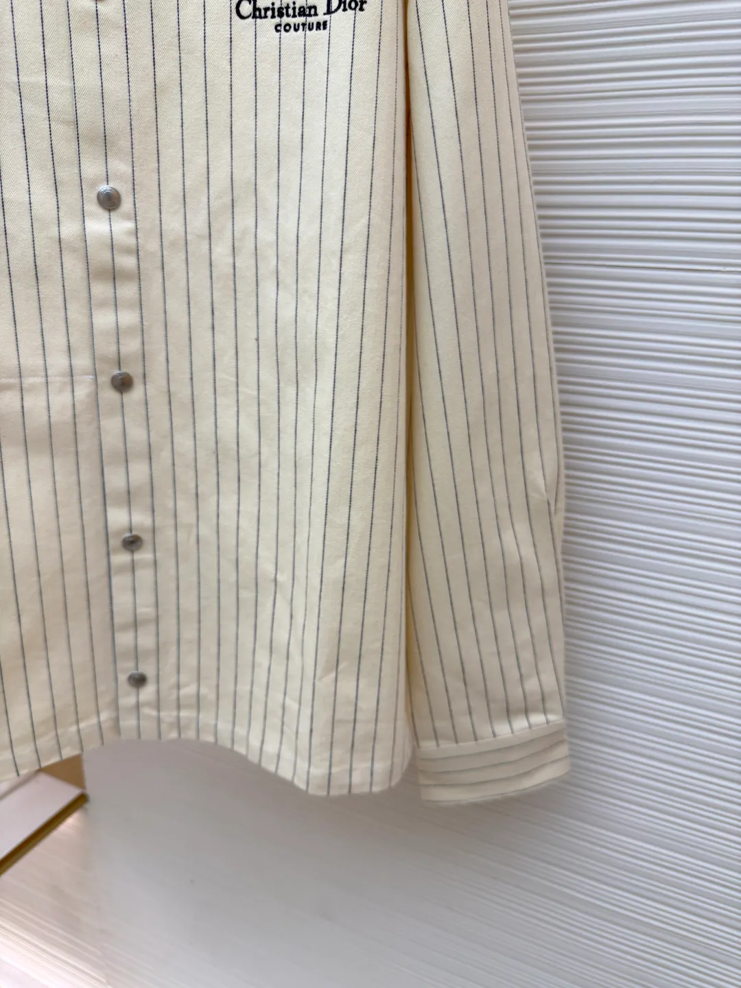Dior herringbone striped embroidered shirt ●Authentic product: Purchased and developed for 15500 ●Item number: 1680596-B70 ●Fabric: yarn-dyed fabric ●Technology: embroidery production ●Version: fitted version ●Weight: about 570 grams ●Size: XS-S-M-L ●Description: Made of cotton 16s yarn-dyed fabric, with a warp and weft density of 96*58. Disassemble the Y plate to analyze the yarn specifications, count the warp and weft densities, and order the color of bulk dyeing yarn. Use a large-width air-jet yarn-dyed jacquard machine to weave the embryonic fabric, and the tissue can be woven The herringbone density is the same as the Y version, and the width of the finished door reaches 3m. The front panel is hand-cut with line restoration flowers, and the front and rear letters are imported from Japan with Tajima embroidery machines, embroidered with three-dimensional glue cotton embroidery thread, and matched with aluminum alloy bright letter four-button buttons. The overall wiring is straight and delicate, the fabric is comfortable and soft, and the color is consistent without color difference. It can be matched with the same style to create a fashionable look and control various occasions. Customized accessories, complete with three standards, same style for men and women!
