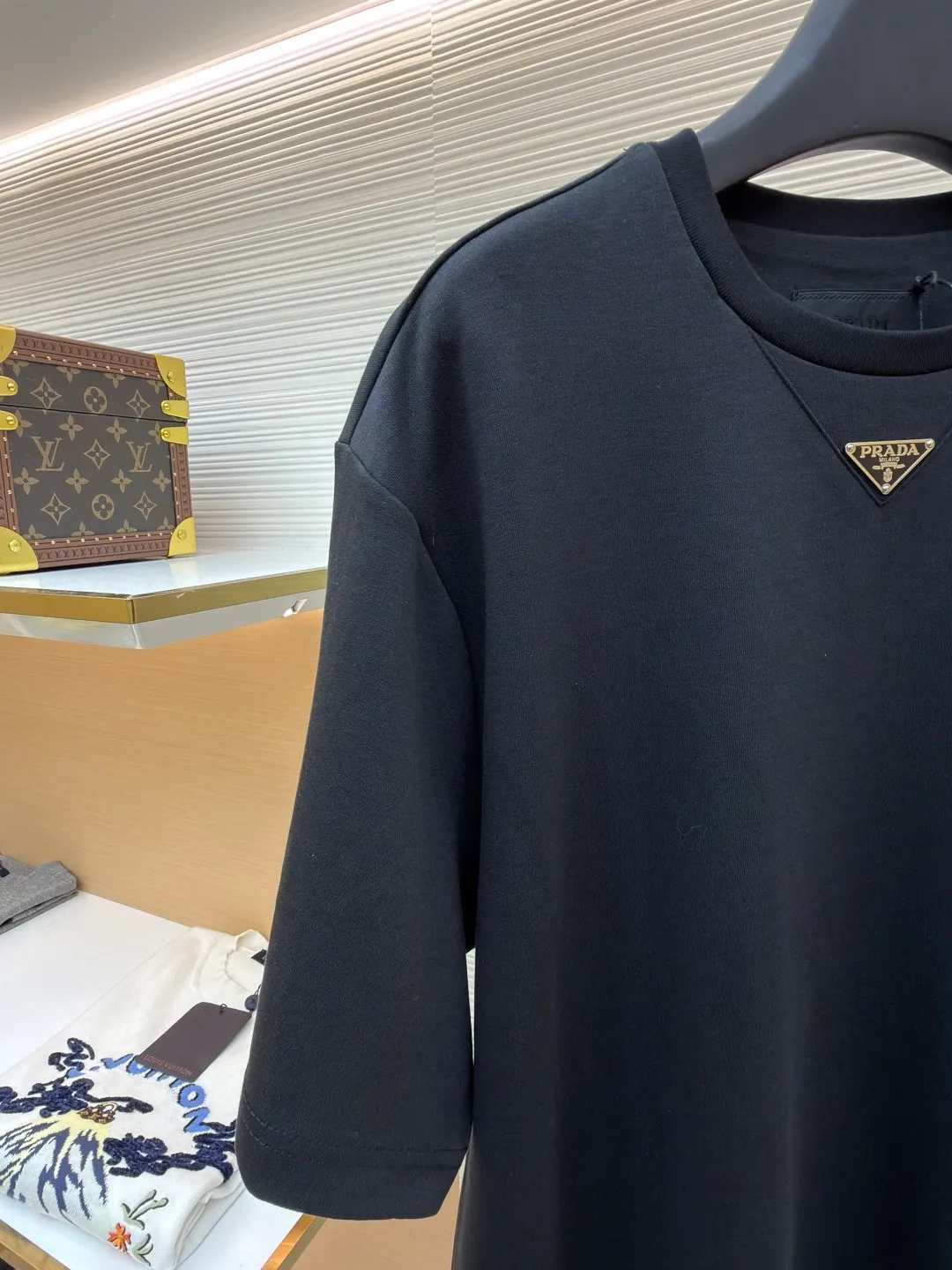 Prada chest triangle logo short sleeves ●Original version: 8000 purchase and development ●Item number: 1682414-A00 ●Fabric: 100% cotton fabric ●Technology: infrared positioning production ●Color: black ●Version: Fitted version ●Weight: about 315 grams ●Size: S-M-L-XL ●Description: Customized mercerized hydrogen and oxygen liquid ammonia double-sided satin, breathable and refreshing, comfortable and skin-friendly. The iconic Prada triangle logo embellishes the chest to highlight the brand charm. The unique design of splicing the triangle area of the neckline creates a full sense of layering. It shocks your vision with a minimalist design and highlights luxury in a low-key manner. The infrared positioning of the "Prada triangle mark" is made using an imported special machine to make the position more precise and firm. Manual point splicing of the triangular area is carried out with the triangular fabric through precise point selection to ensure that the triangular area is uniformly positioned. The fabrics have been washed and have a better hand feel and texture. It is not easy to deform, shrink or fade, and maintains long-term beauty. The overall wiring is straight and delicate, the fabric is comfortable and soft, and the color is consistent without color difference. It can be matched with the same style to create a fashionable look and control various occasions. Customized accessories, complete with three standards, same style for men and women!