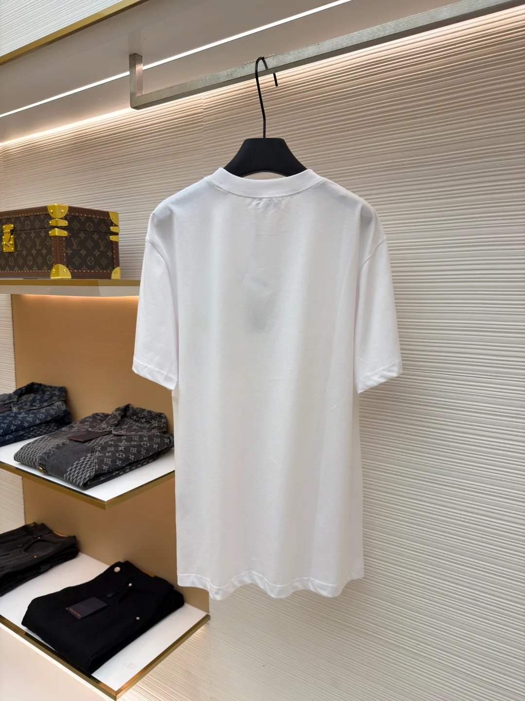 Dior Alpine Embroidery Round Neck Short Sleeve ●Original version: Purchased and developed by 7149 ●Item number: 1681102-A05 ●Fabric: plain knitted fabric ●Technology: White ink direct injection production ●Version: Fitted version ●Weight: about 200 grams ●Size: XS-S-M-L ●Description: The main body is made of 24S special woven compact cotton to make plain knitted fabric, weight 180g. High-count combed cotton yarn eliminates most of the short hairiness through compact spinning process, making the yarn smoother and stronger. The woven fabric structure is extremely dense, flat and soft, with excellent anti-pilling ability and durability, while retaining the natural advantages of pure cotton, which is breathable and skin-friendly. The neckline is made of 32S 1x1 rib with a weight of 300g. The finer yarn count creates a more delicate and tight thread, which provides better elasticity and deformation resistance than ordinary ribs, ensuring that the neckline can still remain stiff after being put on and taken off many times. The printed pattern and classic logo inspired by the mountain spirit on the chest become the visual focus through the decoration combined with multiple techniques. The printed pattern elements use digital white ink direct injection technology, which presents bright, opaque white and color patterns on dark fabrics with clear edges and a smooth touch. The classic logo is completed with fluorescent green contrasting letters in the form of patches, which are then precisely sewn onto the fabric using appliqué technology. This process restores the three-dimensionality, color saturation and detail accuracy of the pattern to the original version. With the standard round neck shape and basic color, this product has established a high degree of matching tolerance. It can be mixed and matched with daily jeans or shorts, catering to the pursuit of functionality, comfort and details. The neckline has a rounded arc, suitable for various face shapes and body shapes; the sleeves are moderate and end just above the elbow, showing a smart and neat image. The slim-fitting cut shows off the wearer's body curves without sacrificing comfort. The collar, cuffs, hem and other parts are all sewn with fine double-needle stitching. The overall wiring is straight and delicate, the fabric is comfortable and soft, and the color is consistent without color difference. It can be matched with the same style to create a fashionable look and control various occasions. Customized accessories, complete with three standards, same style for men and women!
