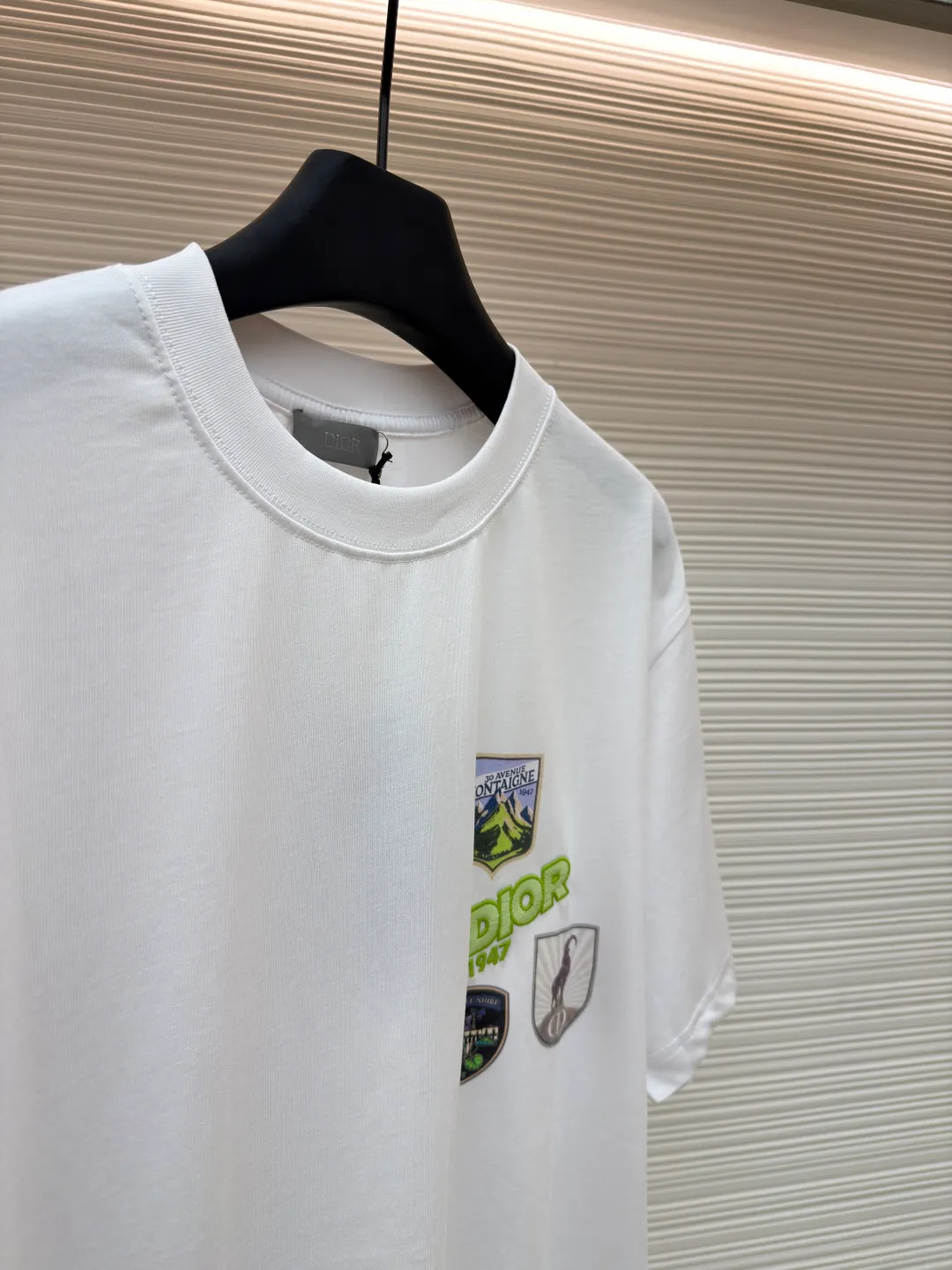 Dior Alpine Embroidery Round Neck Short Sleeve ●Original version: Purchased and developed by 7149 ●Item number: 1681102-A05 ●Fabric: plain knitted fabric ●Technology: White ink direct injection production ●Version: Fitted version ●Weight: about 200 grams ●Size: XS-S-M-L ●Description: The main body is made of 24S special woven compact cotton to make plain knitted fabric, weight 180g. High-count combed cotton yarn eliminates most of the short hairiness through compact spinning process, making the yarn smoother and stronger. The woven fabric structure is extremely dense, flat and soft, with excellent anti-pilling ability and durability, while retaining the natural advantages of pure cotton, which is breathable and skin-friendly. The neckline is made of 32S 1x1 rib with a weight of 300g. The finer yarn count creates a more delicate and tight thread, which provides better elasticity and deformation resistance than ordinary ribs, ensuring that the neckline can still remain stiff after being put on and taken off many times. The printed pattern and classic logo inspired by the mountain spirit on the chest become the visual focus through the decoration combined with multiple techniques. The printed pattern elements use digital white ink direct injection technology, which presents bright, opaque white and color patterns on dark fabrics with clear edges and a smooth touch. The classic logo is completed with fluorescent green contrasting letters in the form of patches, which are then precisely sewn onto the fabric using appliqué technology. This process restores the three-dimensionality, color saturation and detail accuracy of the pattern to the original version. With the standard round neck shape and basic color, this product has established a high degree of matching tolerance. It can be mixed and matched with daily jeans or shorts, catering to the pursuit of functionality, comfort and details. The neckline has a rounded arc, suitable for various face shapes and body shapes; the sleeves are moderate and end just above the elbow, showing a smart and neat image. The slim-fitting cut shows off the wearer's body curves without sacrificing comfort. The collar, cuffs, hem and other parts are all sewn with fine double-needle stitching. The overall wiring is straight and delicate, the fabric is comfortable and soft, and the color is consistent without color difference. It can be matched with the same style to create a fashionable look and control various occasions. Customized accessories, complete with three standards, same style for men and women!