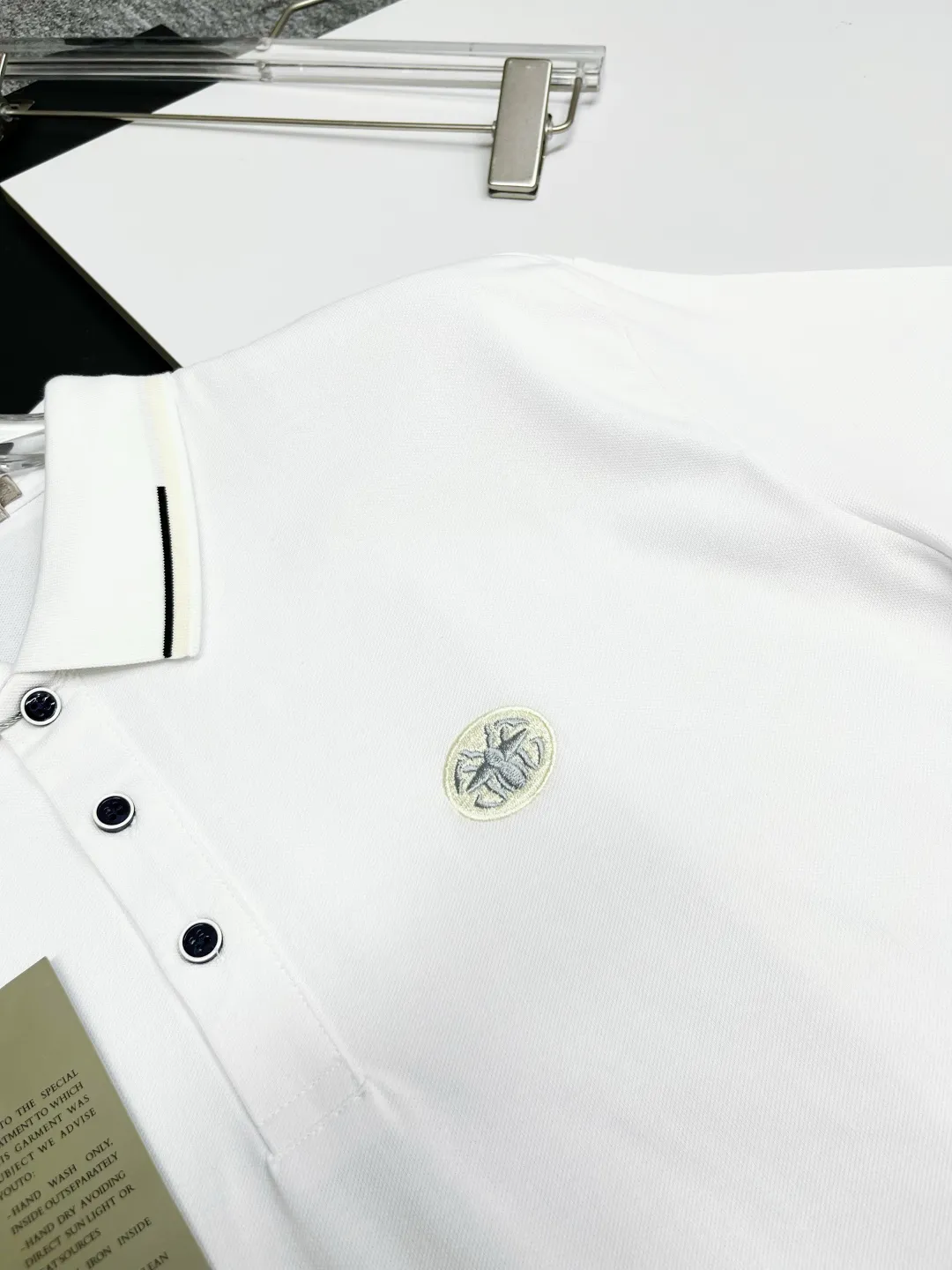 🅿️220 DIOR Dior embroidered new Polo shirt. Original fabric. Official same style. Made of 210 grams of mercerized pique cotton, customized in the same vat. The fabric feels very comfortable and smooth. The version is quite wide and stylish. Produced by a first-line brand factory. Imported Behringer embroidery machine. The embroidery is full and textured. The collar and collar ribs are woven with imported yarn. It will not deform after long-term wear. The latest style for spring and summer. Fashionable and personalized. Super versatile and good-looking. Very suitable for both men and women. A must-have item for everyone. Color: black, white, apricot. Size: M-XXXL