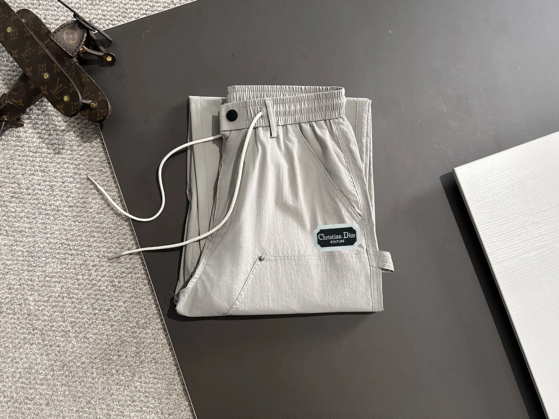🅿️380 next day shipping Dior 2025 spring and summer new elastic band casual pants, thin counter custom fabrics, high breathability and comfort, impeccable details, brand element design concept, reflecting high quality. It feels delicate and soft! It presents a casual cut and the upper body shape is great! Size: M-4XL
