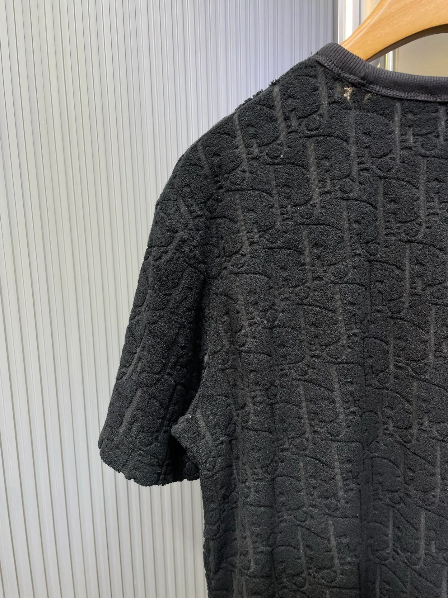🅿️280 dior🌟【Top replica】All-over printed terry short sleeves Process description: Custom-woven and dyed pure cotton 100% jacquard material oblique presbyopic pattern fabric Weight 300g Positioning pattern Positioning tailoring Every piece is in the same position Jacquard cotton towel material Dark pattern Heavy feel The overall wiring is straight and delicate, the fabric is comfortable and soft, the color is consistent and no color difference It can be matched with the same style to create a fashionable look, and can be used in various occasions. Customized accessories, complete with three standards, same style for men and women! size：s-xl