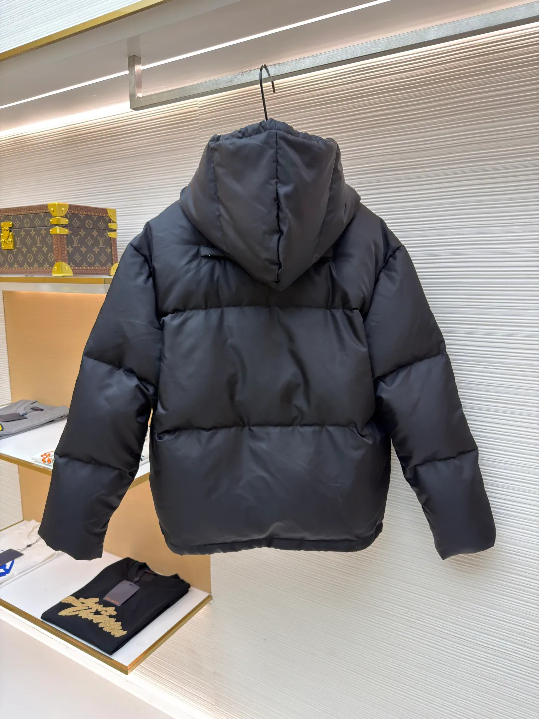 Prada Triangle Down Jacket ●Item No.: 1681316-C75 ●Fabric: White duck down fabric ●Technology: Mechanically filled with down ●Color: Black ●Version: Fitted version ●Weight: about 910 grams ●Size: S-M-L-XL ●Description: This down jacket is made of high-density water-repellent fabric, treated with a special coating, and has both windproof and anti-fouling properties. The hooded design is equipped with an adjustable drawstring, and the metal buckle at the end of the drawstring is customized by the brand, with fine texture and durability. The placket uses a two-way metal zipper with precise teeth, and the smoothness of the zipper has been tested for many rounds. The body of the garment is filled with high-quality goose down, which is evenly and plumply filled. The velvet is fixed through three-dimensional quilting technology to avoid velvet running while creating a layered silhouette. The brand triangle logo on the chest uses metal embossing + leather inlay technology, the edges are polished smooth, and the logo is three-dimensional and eye-catching. The pocket is a hidden zipper bag, and the zipper is the same color as the fabric, which is both practical and beautiful. The cuffs use micro-elastic edge processing to fit the wrist without restricting movement. The overall tailoring follows an oversize version, and seamless gluing technology is used at the splicing points to reduce thread exposure and improve wearing comfort and sophistication of garments. Every craftsmanship demonstrates Prada's strict standards for high-end clothing. The overall wiring is straight and delicate, the fabric is comfortable and soft, and the color is consistent without color difference. It can be matched with the same style to create a fashionable look and control various occasions. Customized accessories, complete with three standards, same style for men and women!