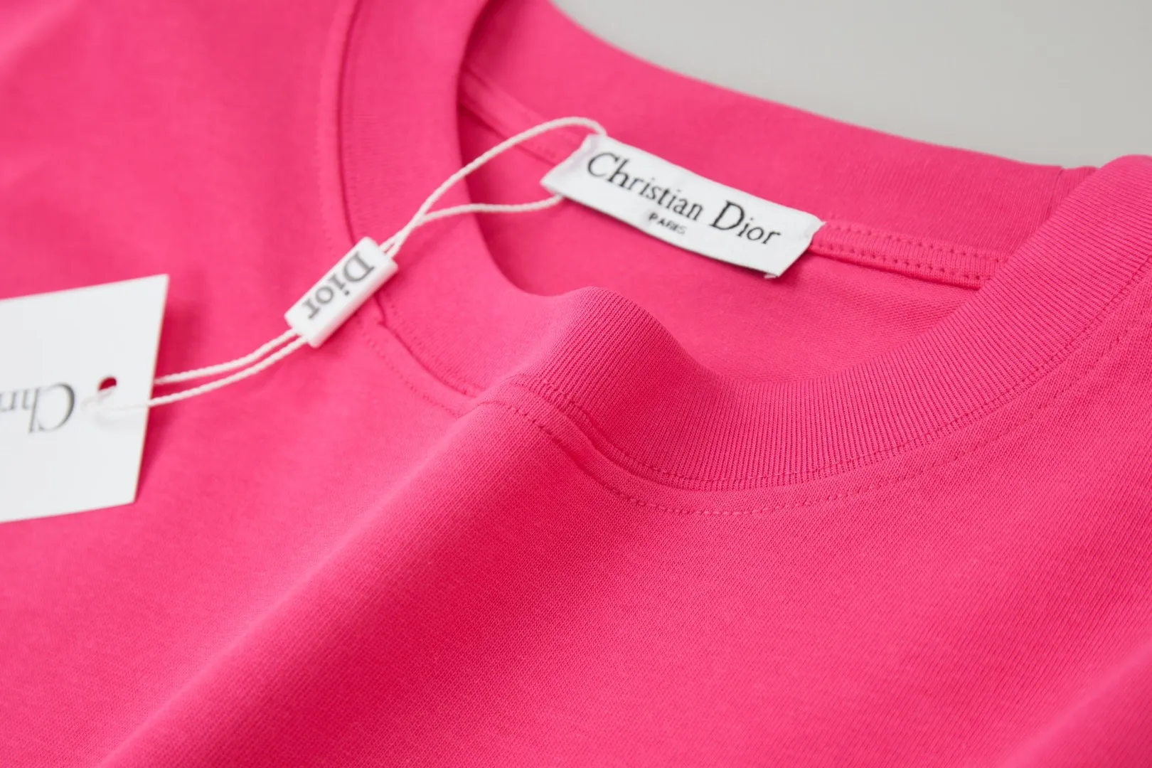 🅿️220 ✨DIO✨🆕25SS spring and summer new style Classic logo co-branded short-sleeved light luxury essential item for daily commuting for men and women Correct version Welcome to compare Detailed features · 260g 100% pure cotton double yarn jersey fabric · Custom dyed in the same cylinder, special thickened 32 double-strand 1X1 threads · Double-needle stitching cross-stitching process · Original main mark, washed tag, brand moisture-proof paper packaging Color: wine purple/black/military green/white/cyan/pink/ Size: S/M/L/XL