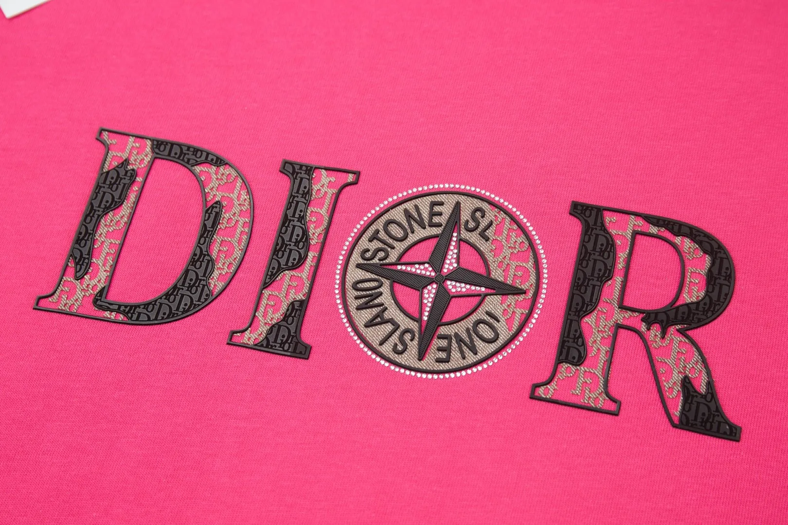 🅿️220 ✨DIO✨🆕25SS spring and summer new style Classic logo co-branded short-sleeved light luxury essential item for daily commuting for men and women Correct version Welcome to compare Detailed features · 260g 100% pure cotton double yarn jersey fabric · Custom dyed in the same cylinder, special thickened 32 double-strand 1X1 threads · Double-needle stitching cross-stitching process · Original main mark, washed tag, brand moisture-proof paper packaging Color: wine purple/black/military green/white/cyan/pink/ Size: S/M/L/XL