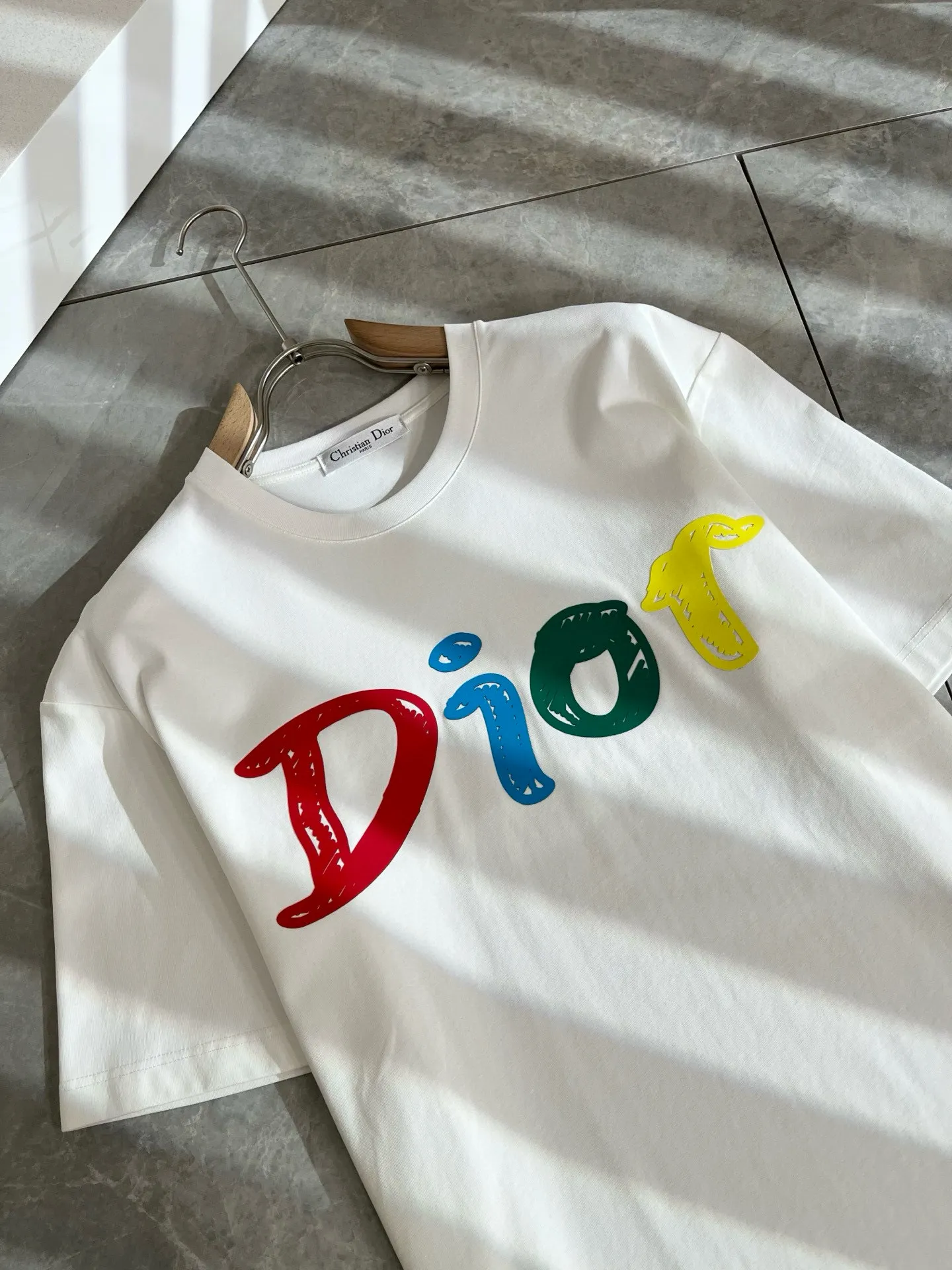 🅿️190 Dior’s 2025 spring and summer new men’s and women’s short-sleeved T-shirts, available at counters simultaneously! Customized exclusive 260g pure cotton fabric, customized original craft thread, and chest logo pattern printing craft design! Simple and elegant, easy to match and versatile, extremely high-grade, perfectly integrated into fashion and style, it is a top-notch fashionable style that is perfect for outer wear! The whole thing gives people a natural feeling! The ultimate classic and versatile short-sleeved T-shirt, designed with the latest three-dimensional letter logo laminated elements! The ultimate heavy work, the ultimate perfection! Fans who pursue high quality should rush to buy it by themselves, and we sincerely invite all fans who know the goods to appreciate this model together! ! Color: Black White Size: S-XXL