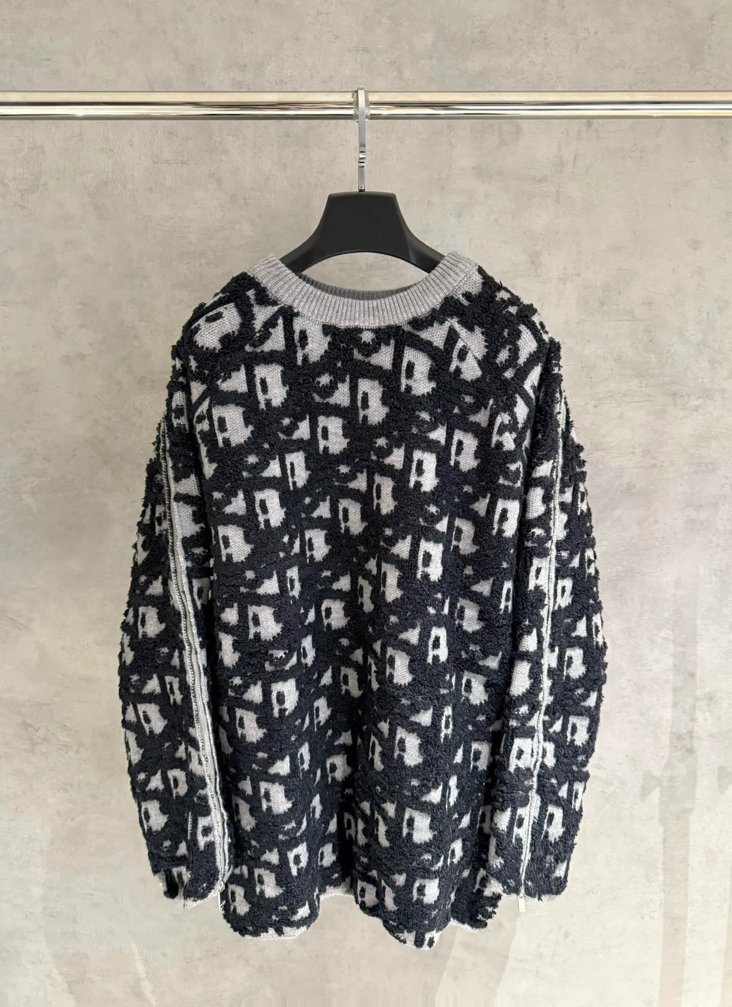 🅿️580 [Strict quality control] Dio* Dior wool blend round neck long-sleeved sweater. This sweater is new for autumn 2025 and displays the iconic Dior twill pattern. It is made of cotton-wool blend jacquard fabric and is printed with the Dior twill pattern in contrasting yarns. Wear it with a pair of tailored trousers in a coordinating tone for an elegant look, or pair it with a pair of jeans for a more casual look. Color: black/white/black gray/blue and white 4 colors Size: M-2XL Same style for men and women