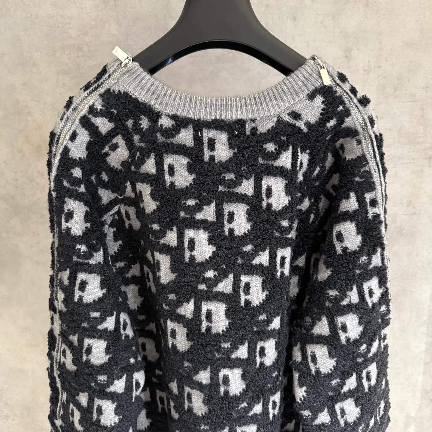 🅿️580 [Strict quality control] Dio* Dior wool blend round neck long-sleeved sweater. This sweater is new for autumn 2025 and displays the iconic Dior twill pattern. It is made of cotton-wool blend jacquard fabric and is printed with the Dior twill pattern in contrasting yarns. Wear it with a pair of tailored trousers in a coordinating tone for an elegant look, or pair it with a pair of jeans for a more casual look. Color: black/white/black gray/blue and white 4 colors Size: M-2XL Same style for men and women